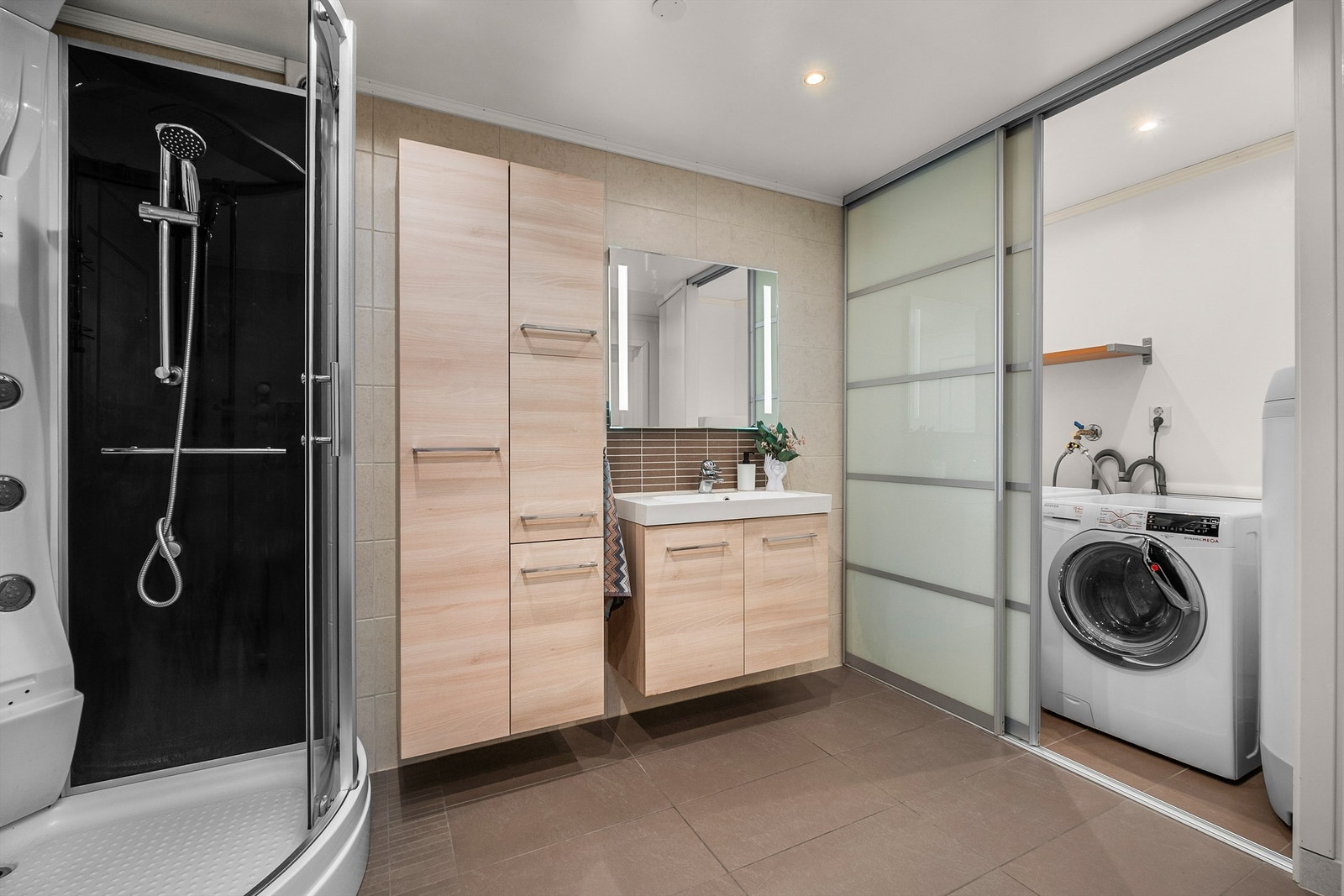 Badet i underetasjen er oppgradert i 2006 og har blant annet varmekabler, dusjkabinett, servantinnredning fra Obs BYGG, toalett og praktisk opplegg for vaskemaskin. Galleribilde