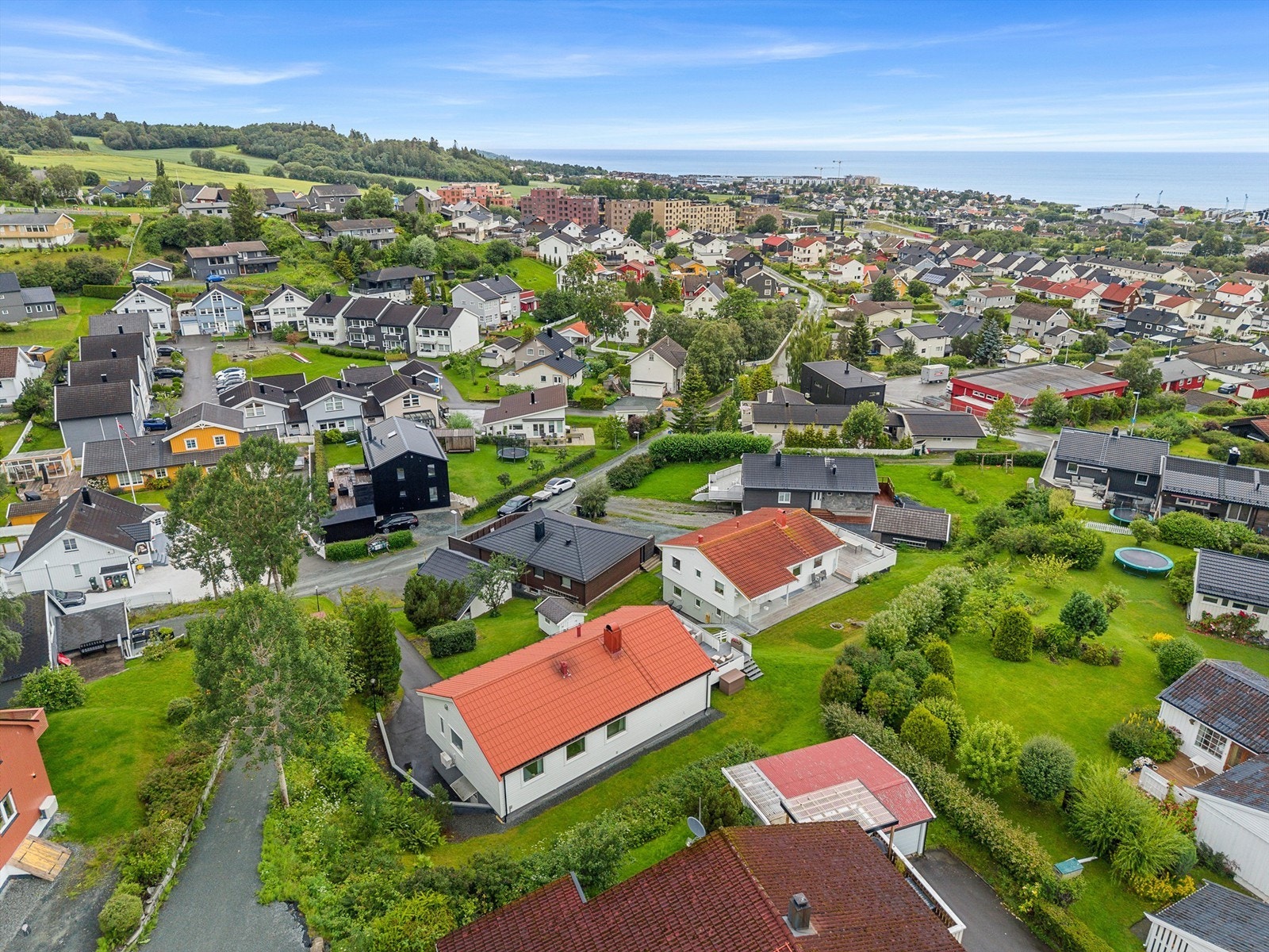 Det er lagt varmekabler i gårdsplassen foran garasjen. Hvit garasje i bildet.
Gårdsplassen har plass til flere biler i tillegg til enkeltgarasjen. Galleribilde