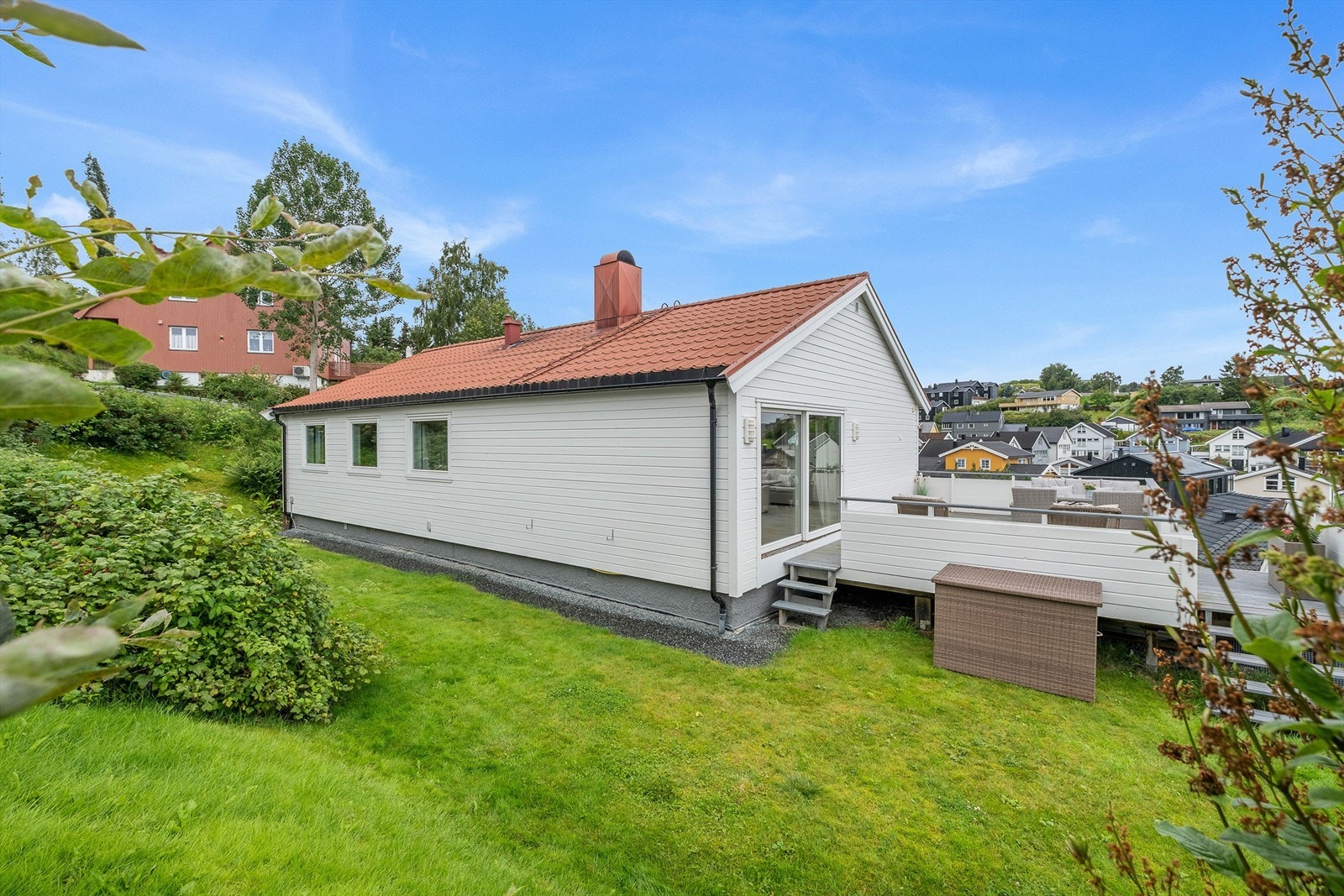 Boligen ligger fint og tilbaketrukket til i en rolig gate med lite gjennomgangstrafikk, på en stor og opparbeidet eiertomt på 1.008,7 kvm. Galleribilde