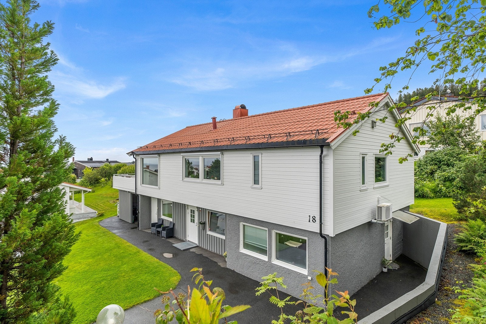 På Grilstad og ved Grilstadporten finnes et variert utvalg av butikker og servicetilbud. Ytterst på Grilstad Marina ligger Flipper Kafe, et hyggelig serveringssted med maritim beliggenhet og utsikt mot Trondheimsfjorden. Ranheim har et aktivt idrettsmiljø Galleribilde