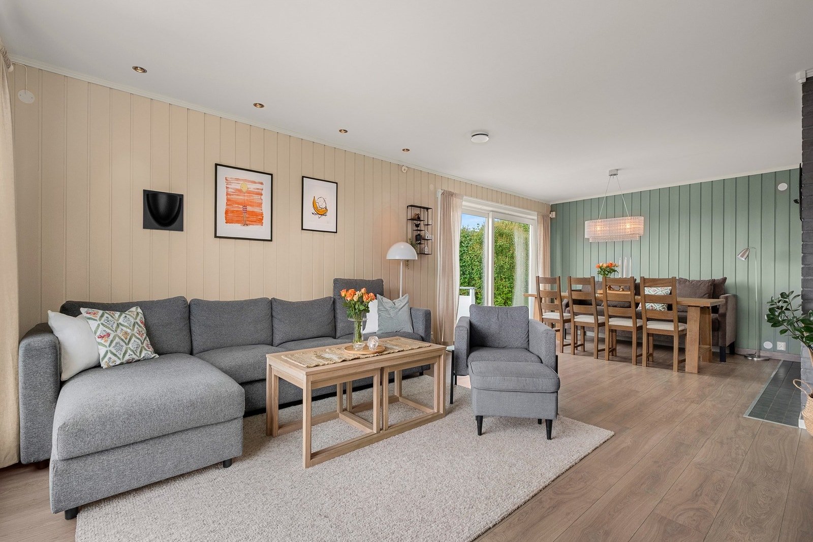 En åpen og sosial planløsning knytter stuen sammen med spisestuen, samtidig som rommet har god plass til sofagruppe. Galleribilde