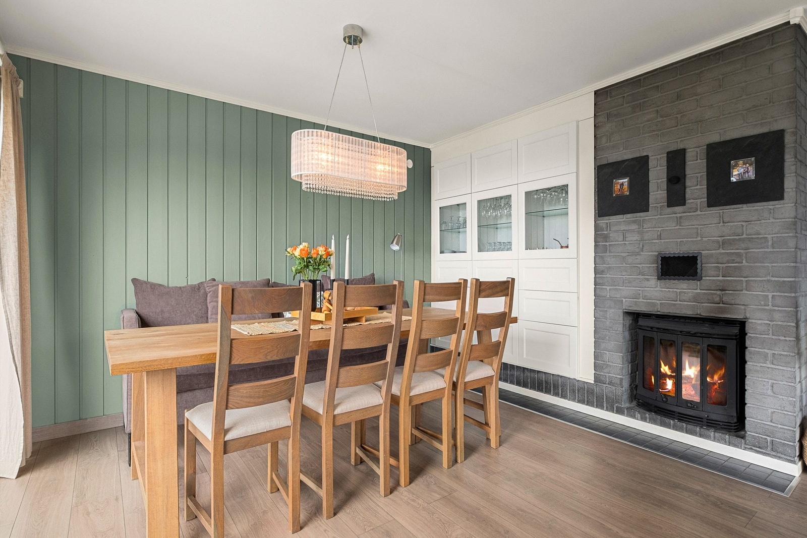 Her har man god plass til å samle familie og venner til hyggelige sammenkomster. Vedovnen bidrar til en lun og hyggelig atmosfære. Galleribilde