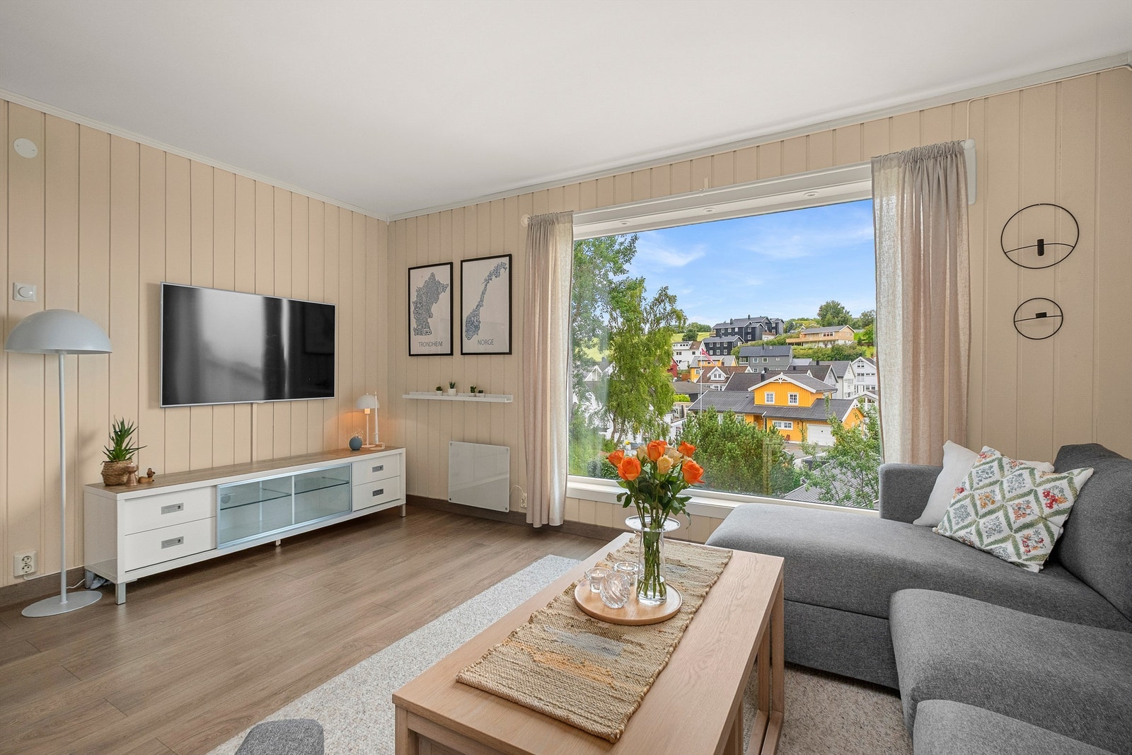 Stuen måler hele hele 35 kvm og har flere naturlige soner for møblering. Galleribilde