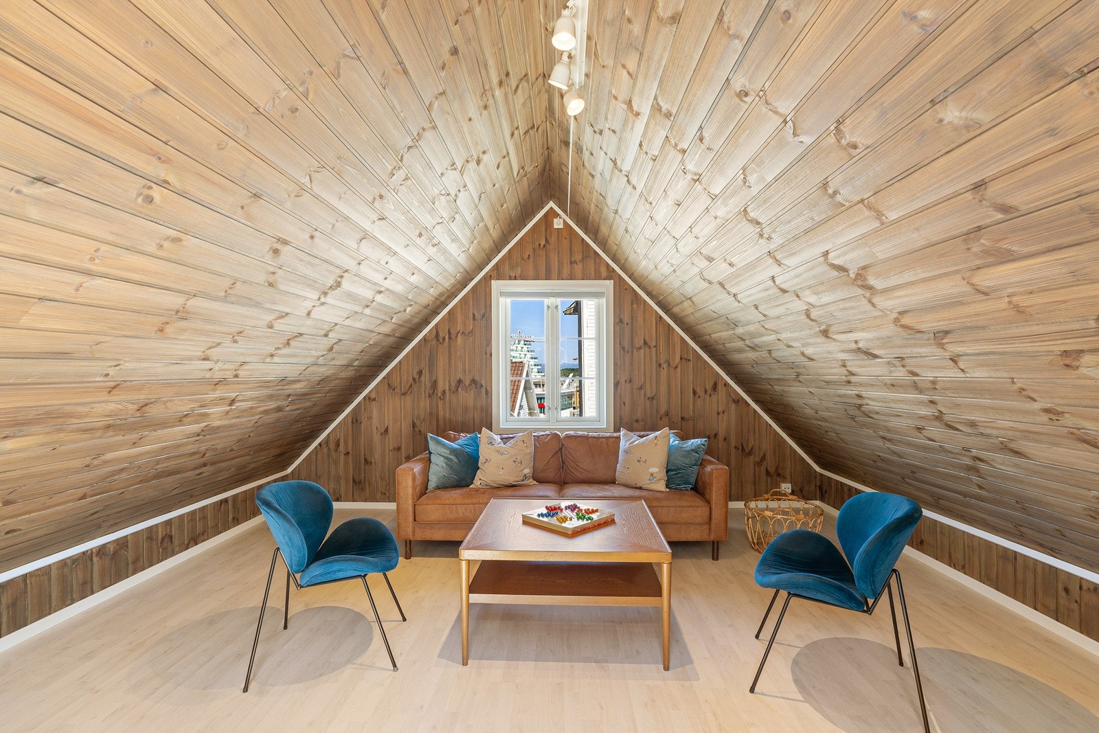 Loftet over garasjen er innredet som en hyggelig loftstue. Galleribilde