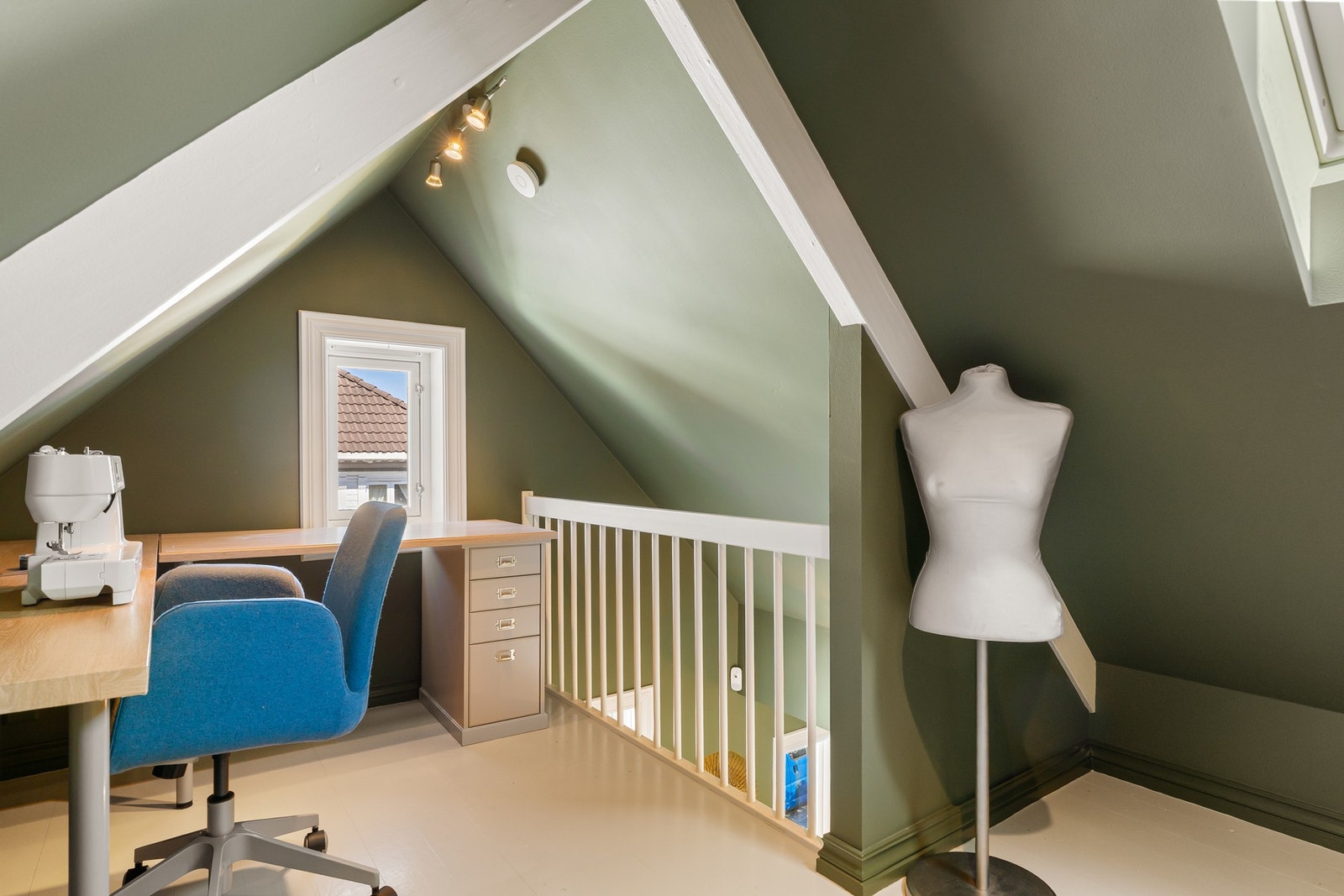 Over stuen har boligen en trivelig hems i bruk som hjemmekontor. Galleribilde