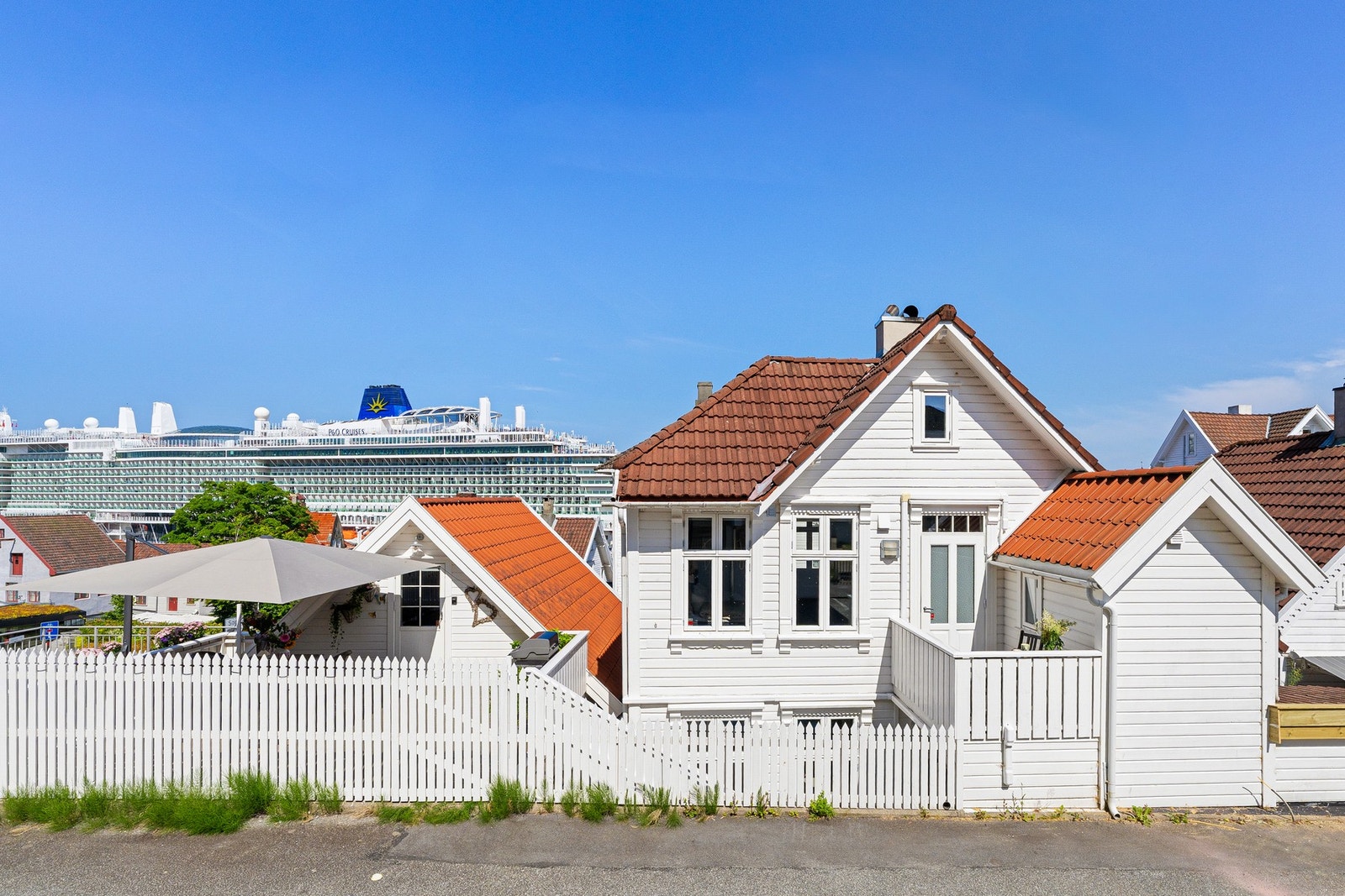 Eiendommen har en svært attraktiv beliggenhet i Gamle Stavanger, midt i et av byens mest sjarmerende og historiske områder. Galleribilde