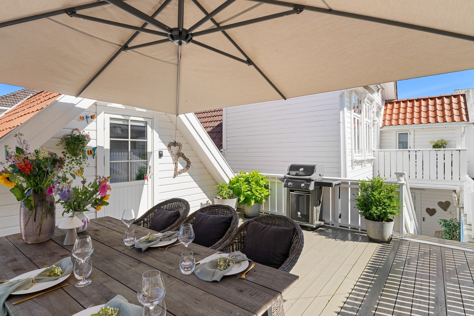 Romslig og solrik balkong med god plass til både spisegruppe, grill og hyggelige sammenkomster. Galleribilde
