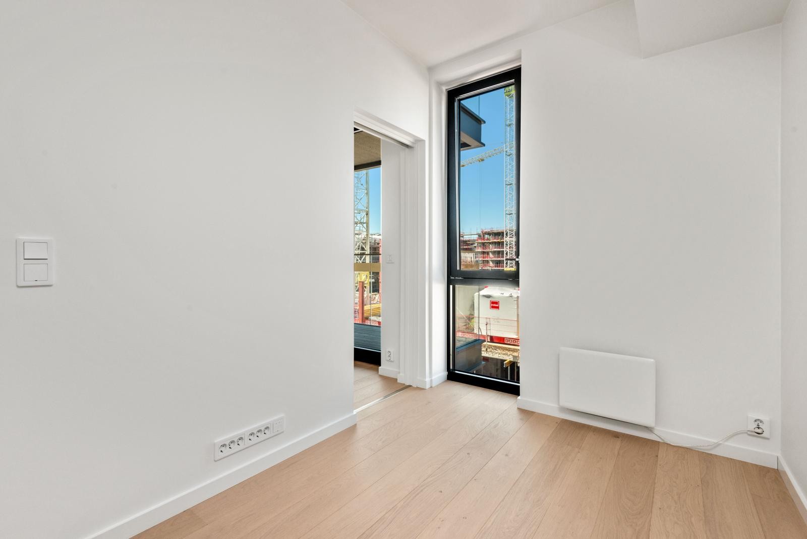 Soverommet har i andre enden inngang til romslig innvendig bod. Galleribilde