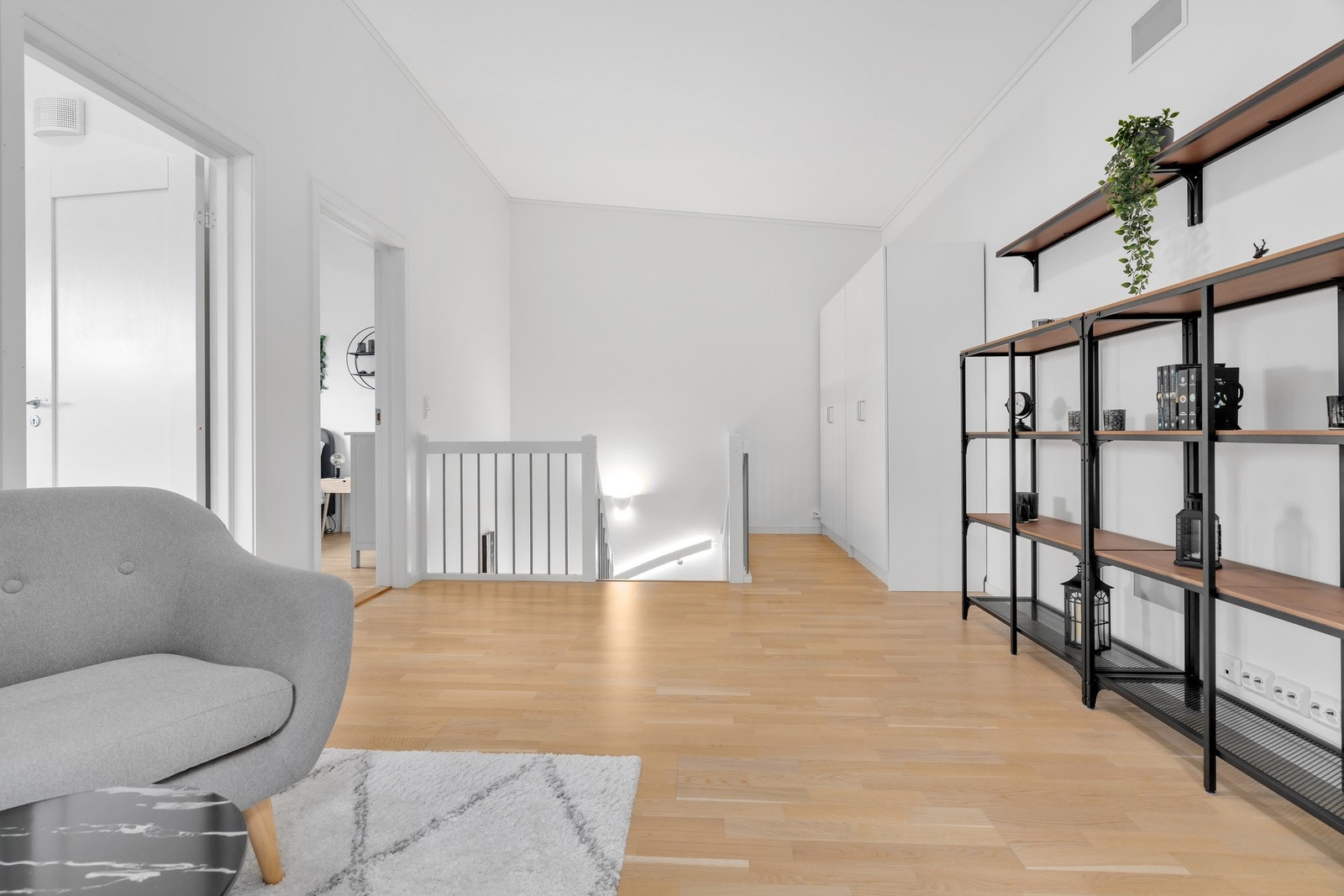 Opp i 2. etasje kommer man til en romslig stue. Galleribilde