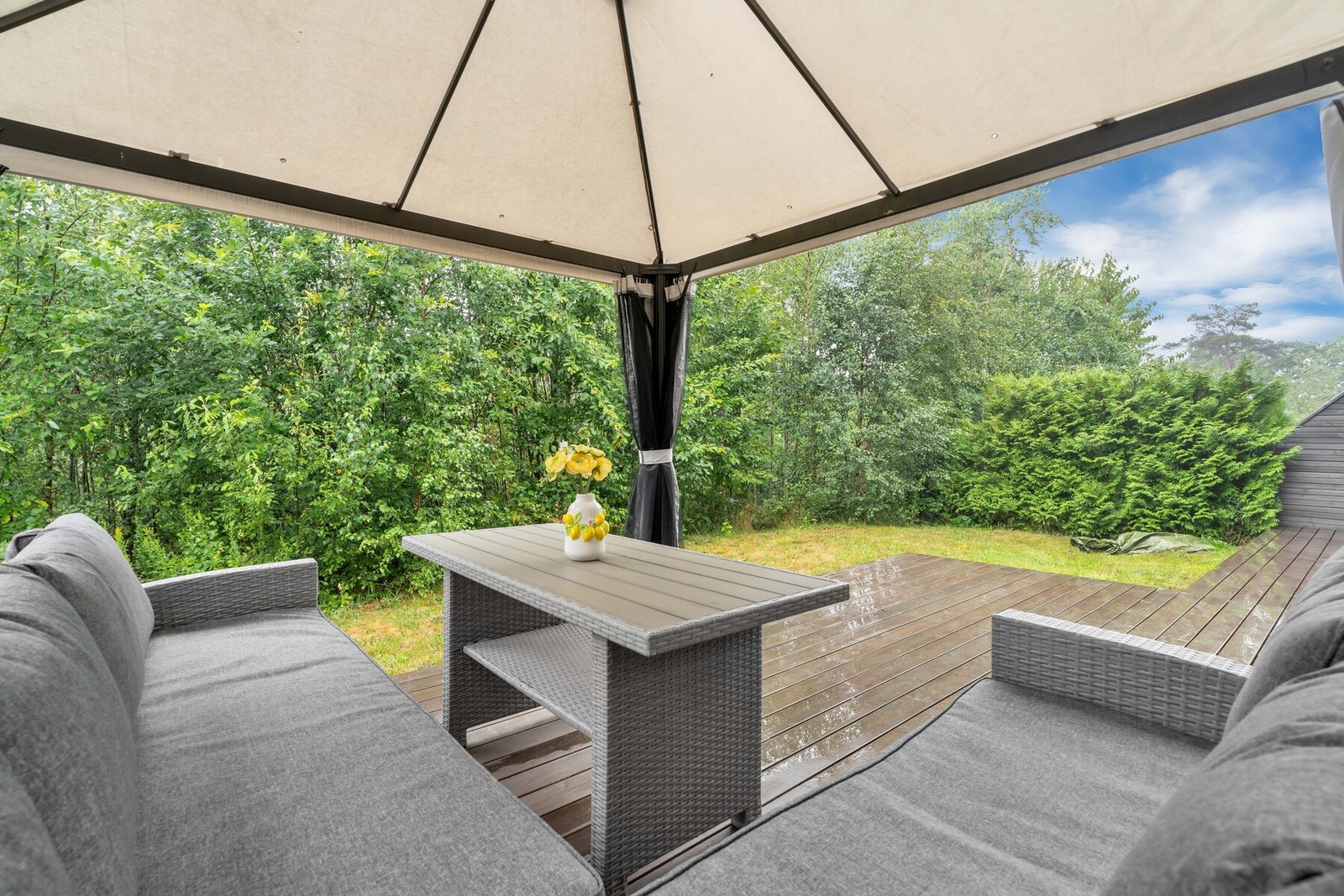 Terrassen bak huset er av god størrelse og har god plass til utemøbler. Galleribilde