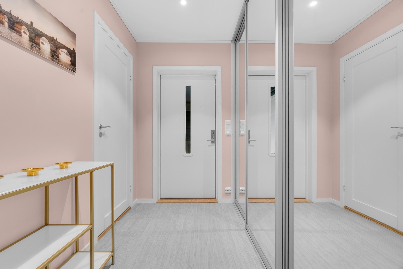 Entréen har en stor og praktisk skyvedørsgarderobe. Galleribilde