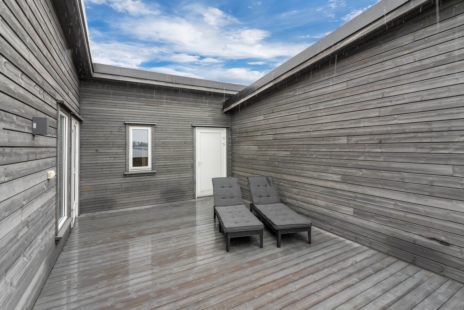 Fra loftstuen er det utgang til en usjenert terrasse. Galleribilde