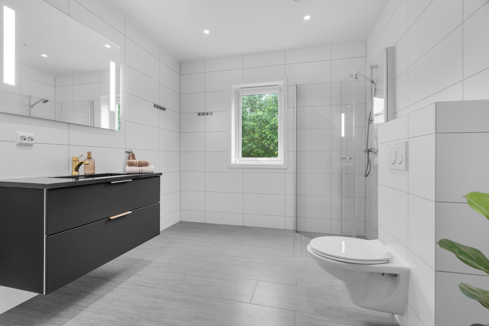 Boligen har to bad. Badet i 1. etasje er av god størrelse og er innredet med dusjhjørne, baderomsmøblement og vegghengt toalett. Galleribilde