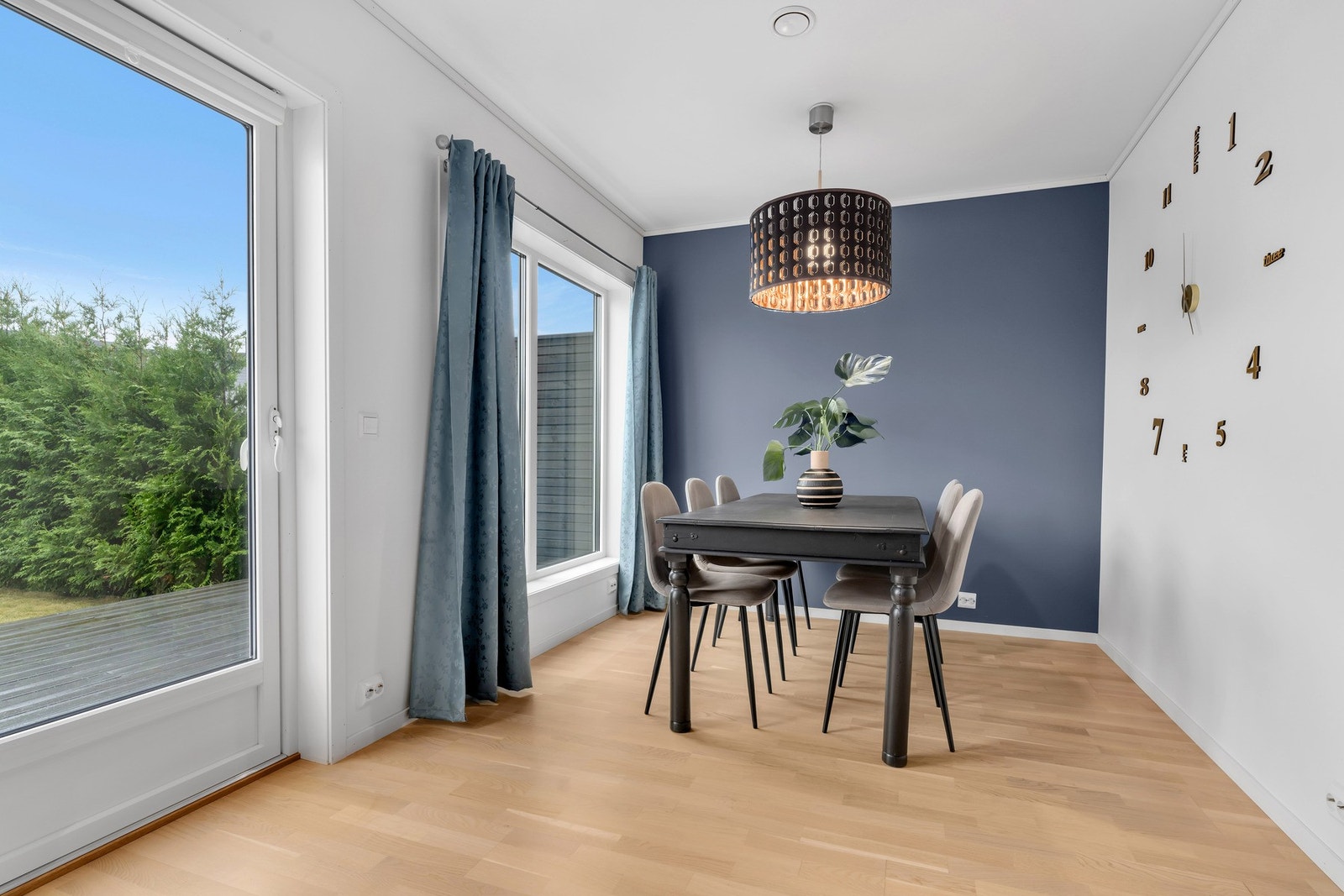 Her er det god plass til en stor spisegruppe. Galleribilde