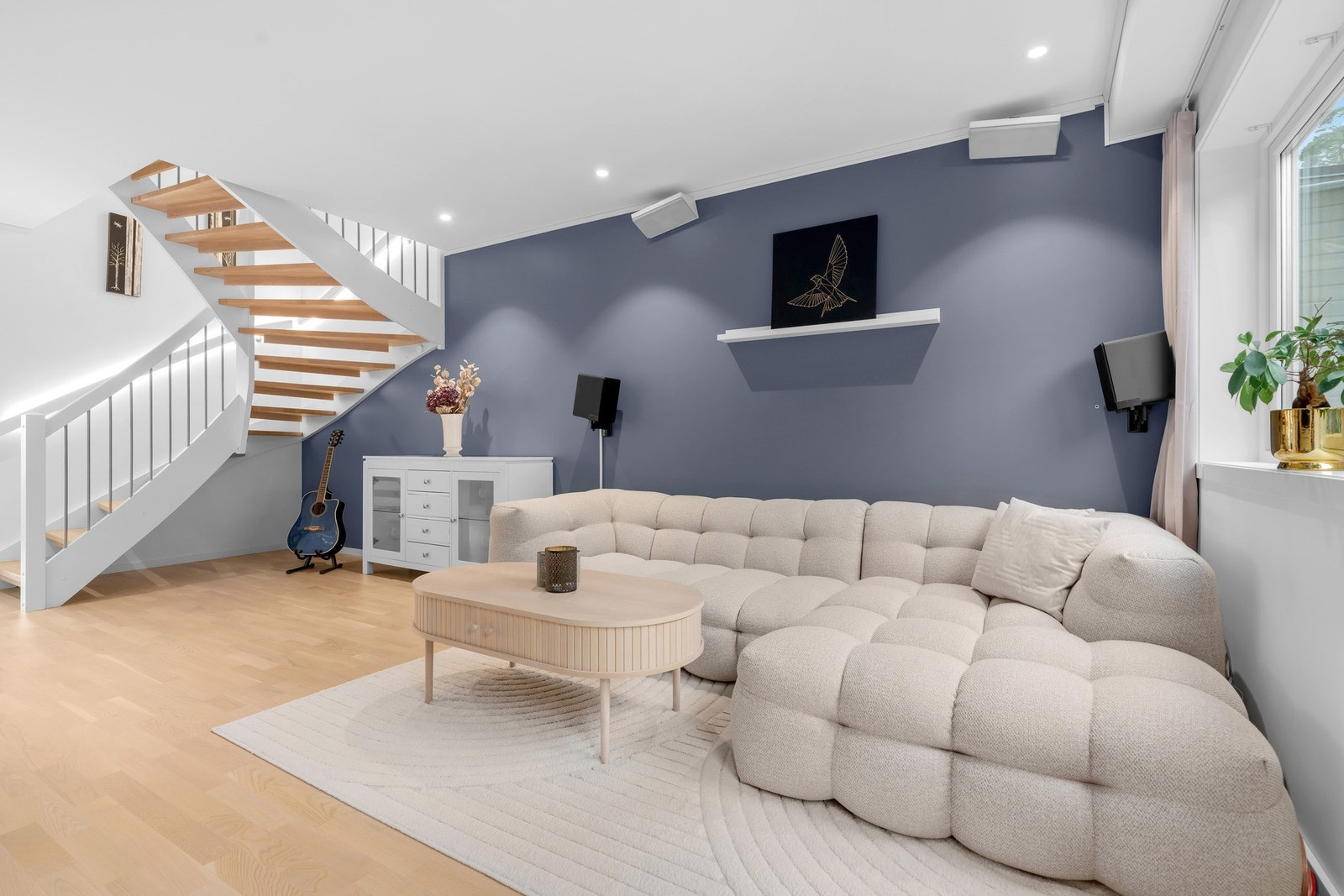 Huset har en romslig stue som er lett å innrede. Galleribilde