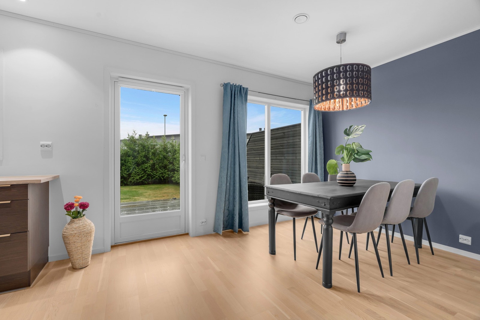 Herfra er det utgang til hage og terrassen i forkant av boligen. Galleribilde