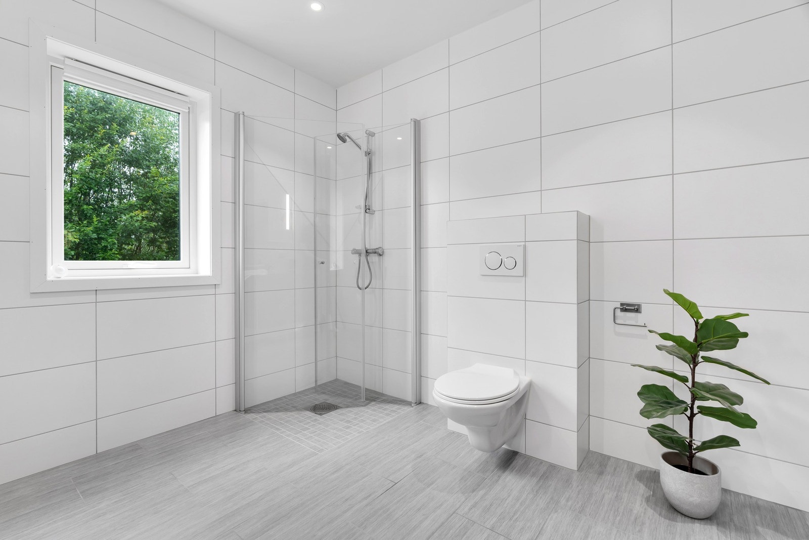 Badet i 1. etasje har tidløse fargevalg på fliser. Galleribilde