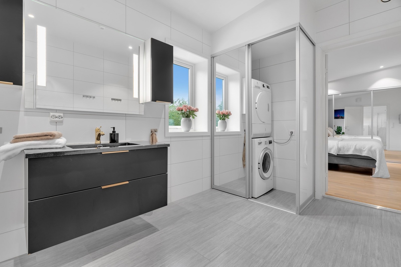 Badet i 2. etasje er meget pent og har god plass. Det er i tillegg skjult opplegg til vaskemaskin og tørketrommel. Galleribilde