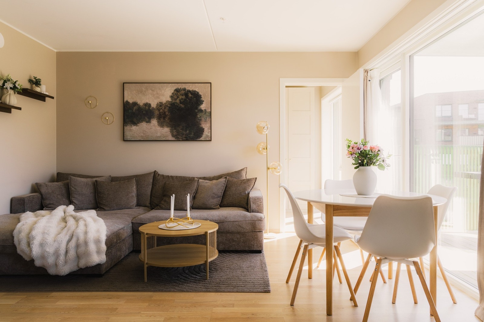 Stuen er lys, romslig og har en åpen løsning mot kjøkkenet som skaper et sosialt og innbydende oppholdsrom. Galleribilde
