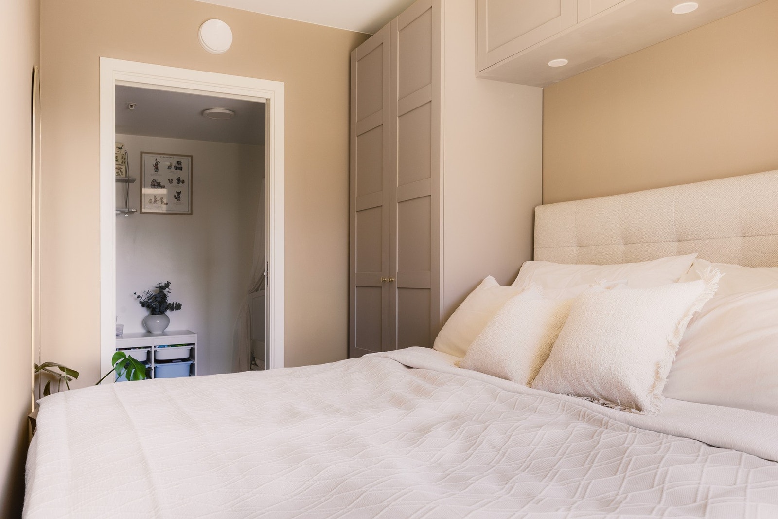 Videre har rommet en praktisk walk-in-garderobe med gode oppbevaringsmuligheter. Galleribilde