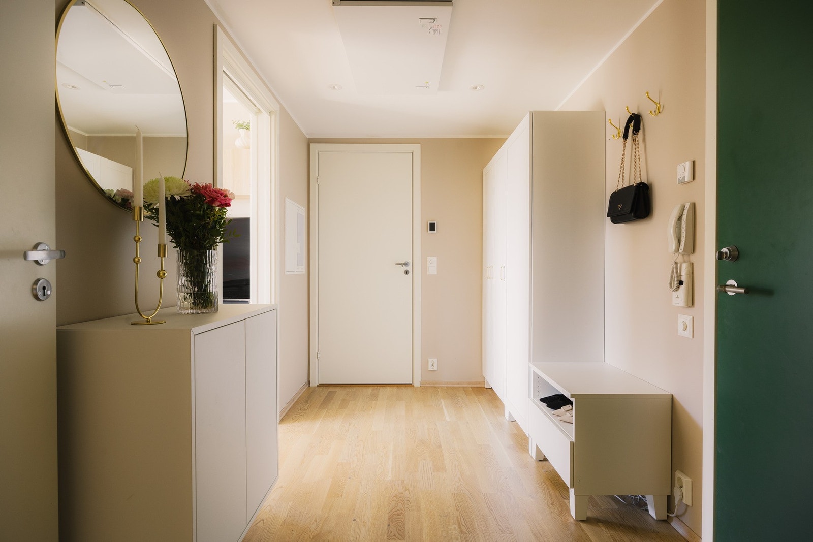 Velkommen inn i en lys og innbydende entré som gir et hyggelig førsteinntrykk av leiligheten. Galleribilde