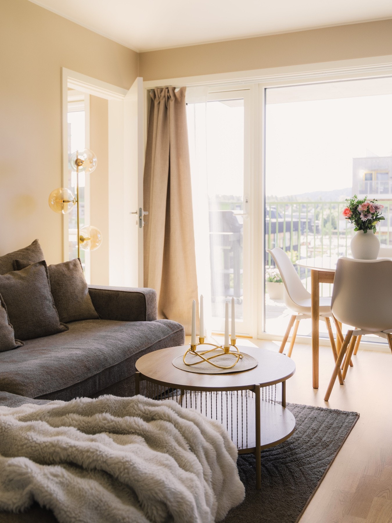 Med både sofaeseksjon og spisegruppe er det fortsatt god plass til å bevege seg rundt i stuen. Galleribilde