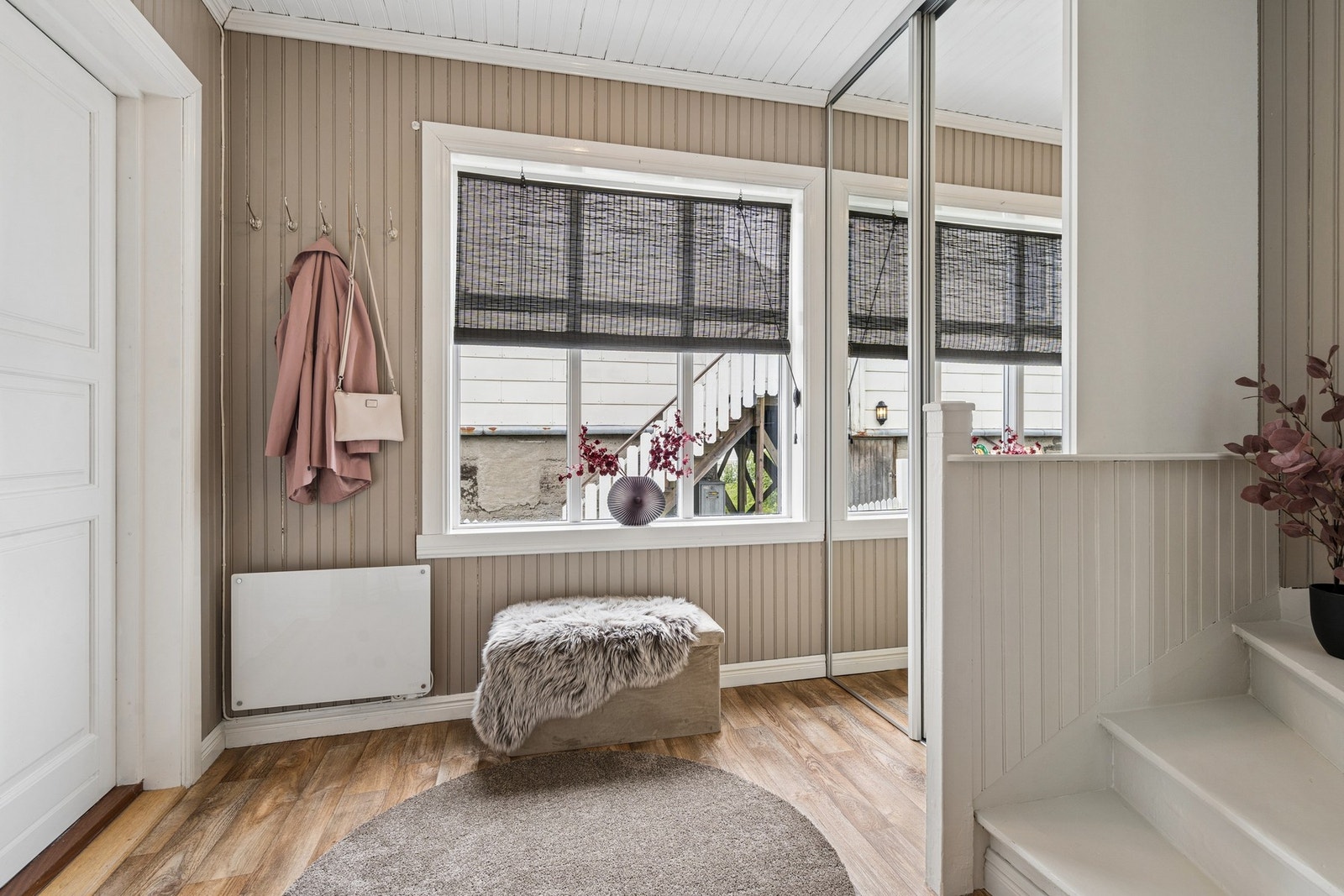 Malt tretrapp binder etasjene sammen. Galleribilde
