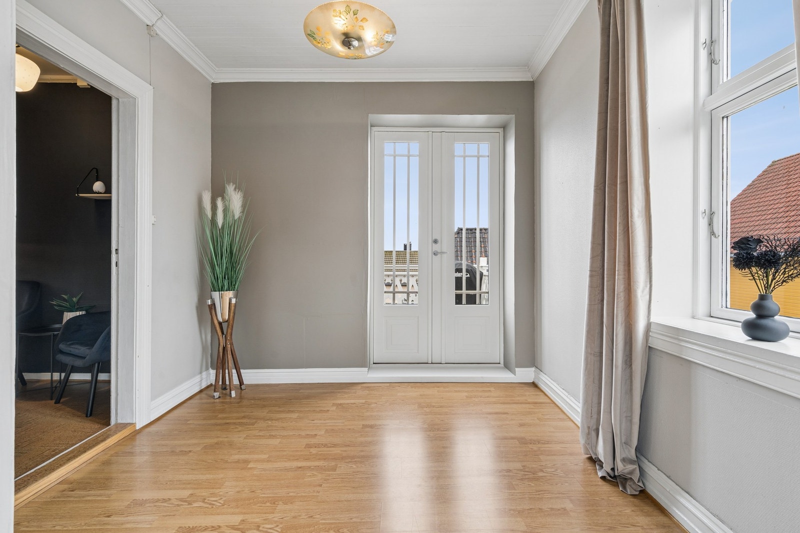 Malt dobbel altandør i tre med utgang til en altan på ca. 17 m². Galleribilde