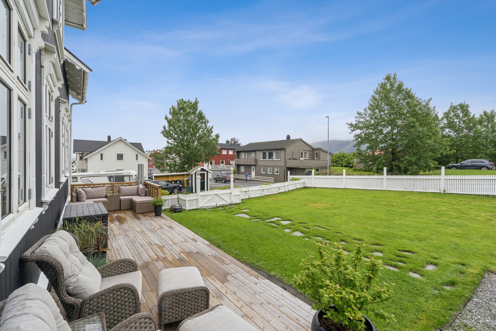 Stor markterrasse og hage gir rikelig med plass for uteliv og aktiviteter. Galleribilde