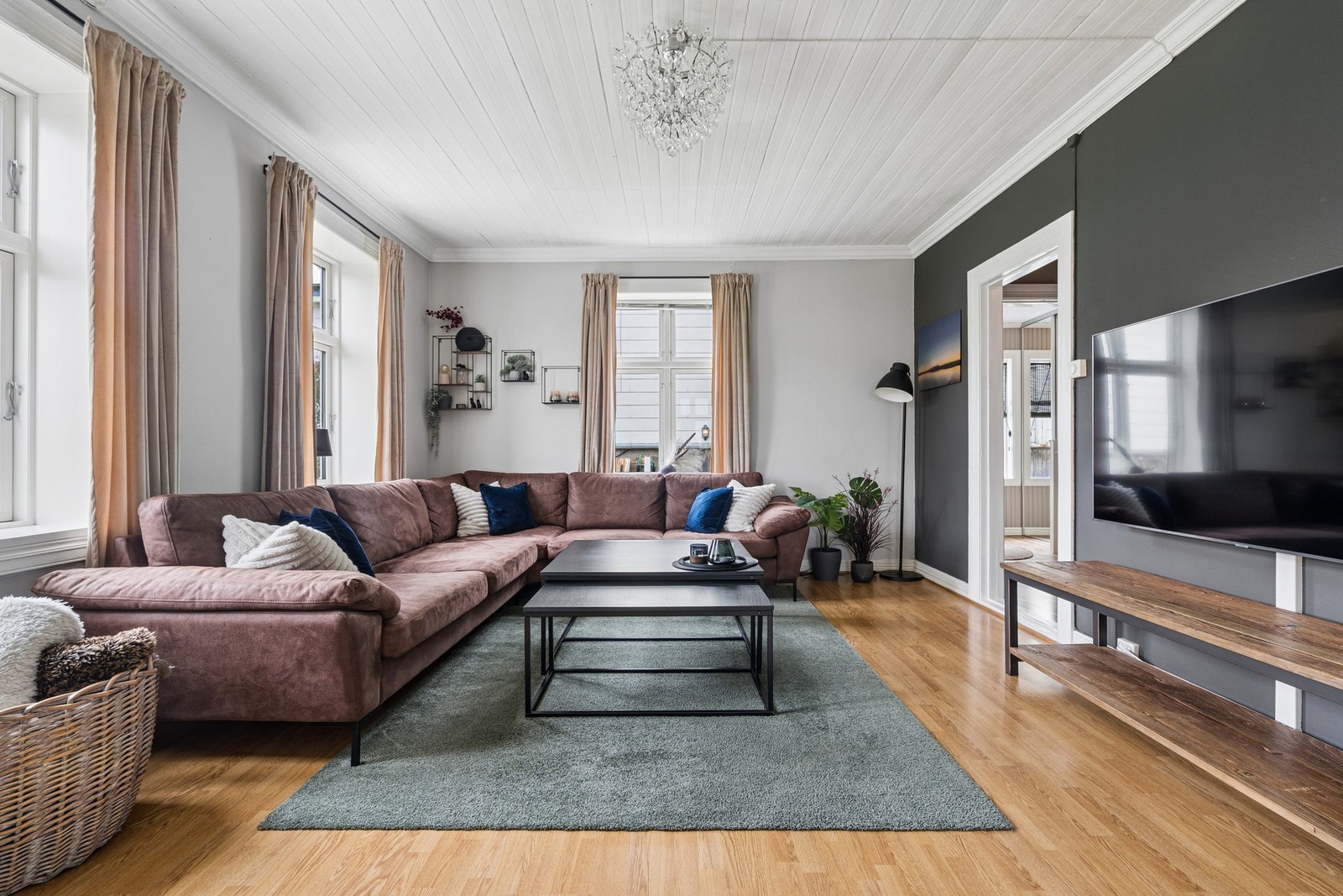Stuen har god plass til en romslig sofagruppe. Galleribilde