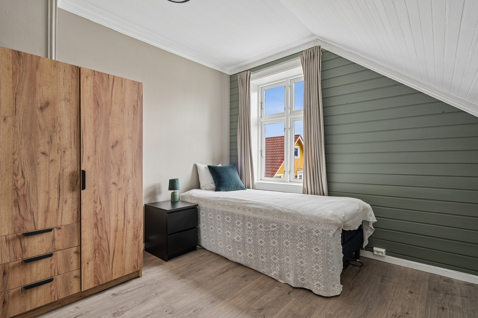 Himlinger med malte, glatte flater eller trepanel. Galleribilde