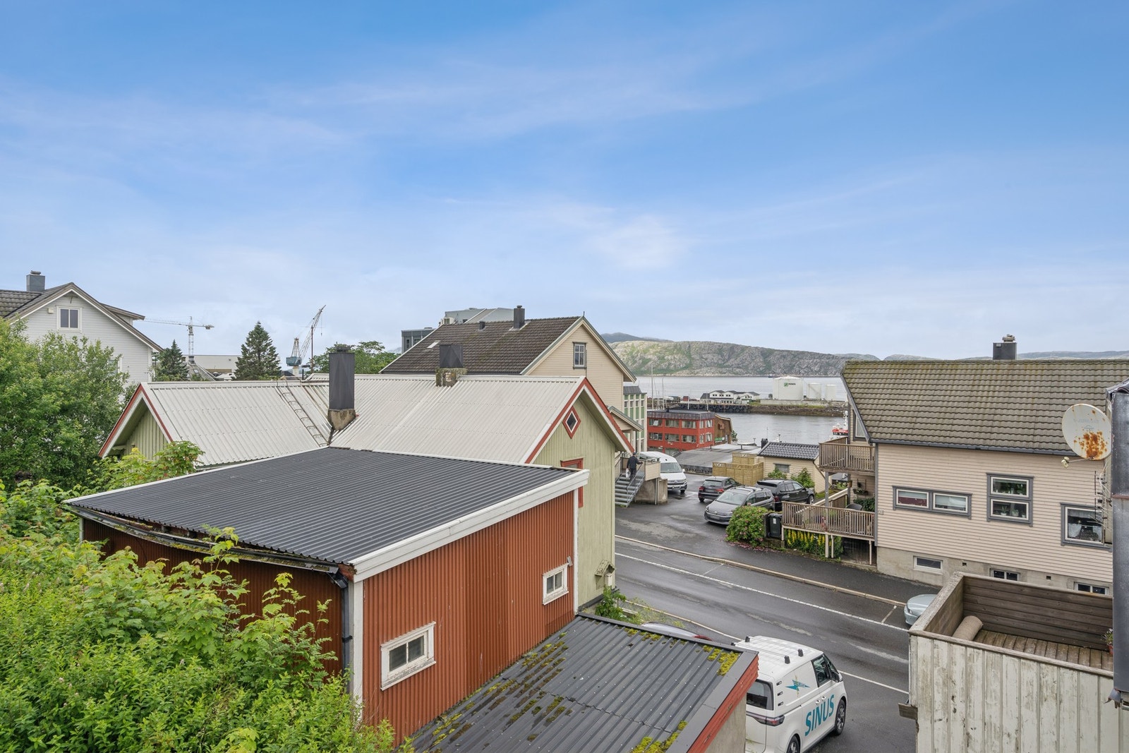 Utsikt over nærområdet og innseilingen til Sandnessjøen. Galleribilde