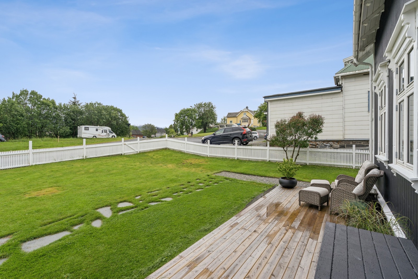 Stor hage med gode plenarealer for lek og aktivitet. Galleribilde
