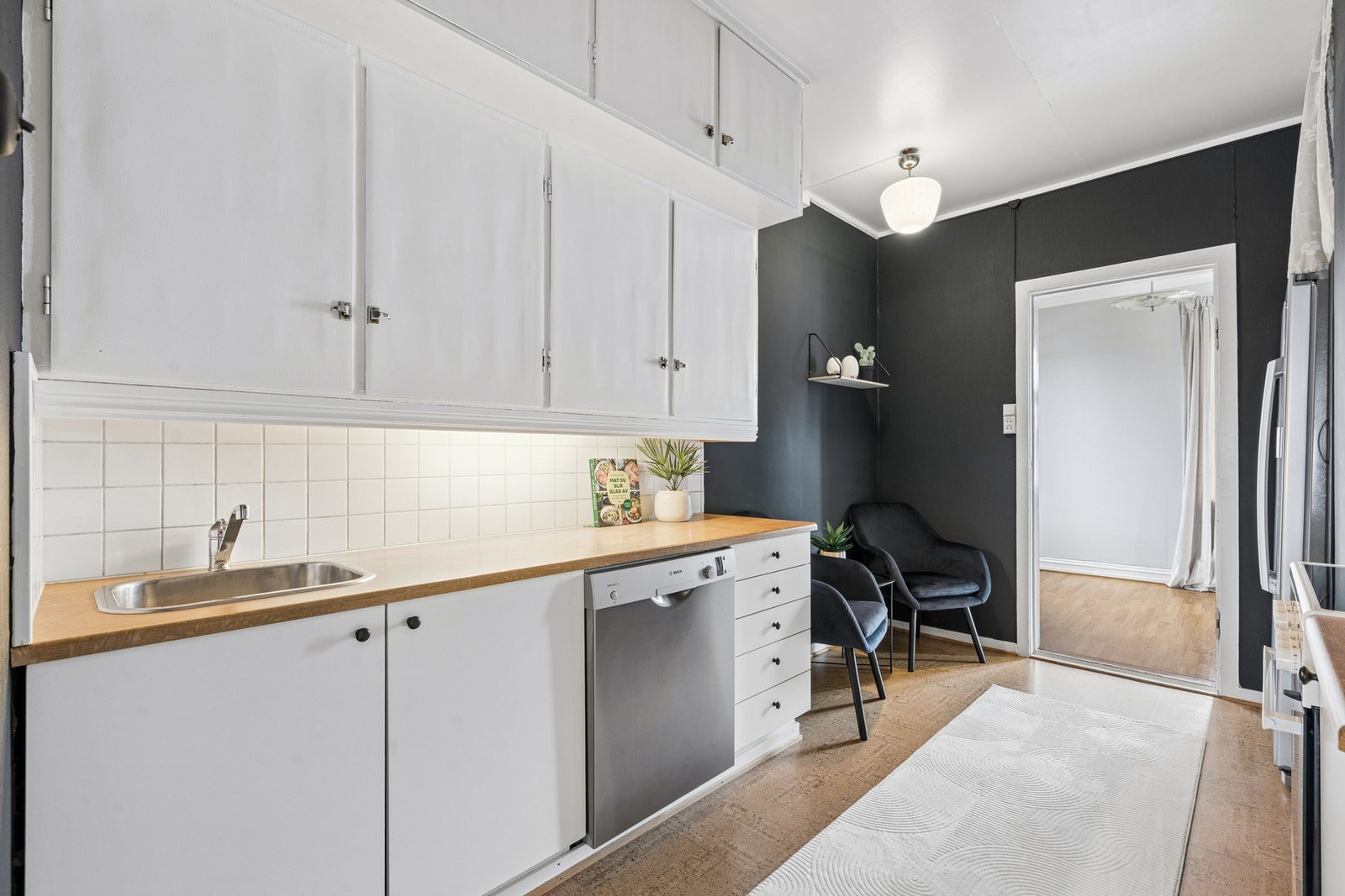 Kjøkkenet er utstyrt med oppvaskmaskin, komfyr og kjøl/fryseskap. Galleribilde