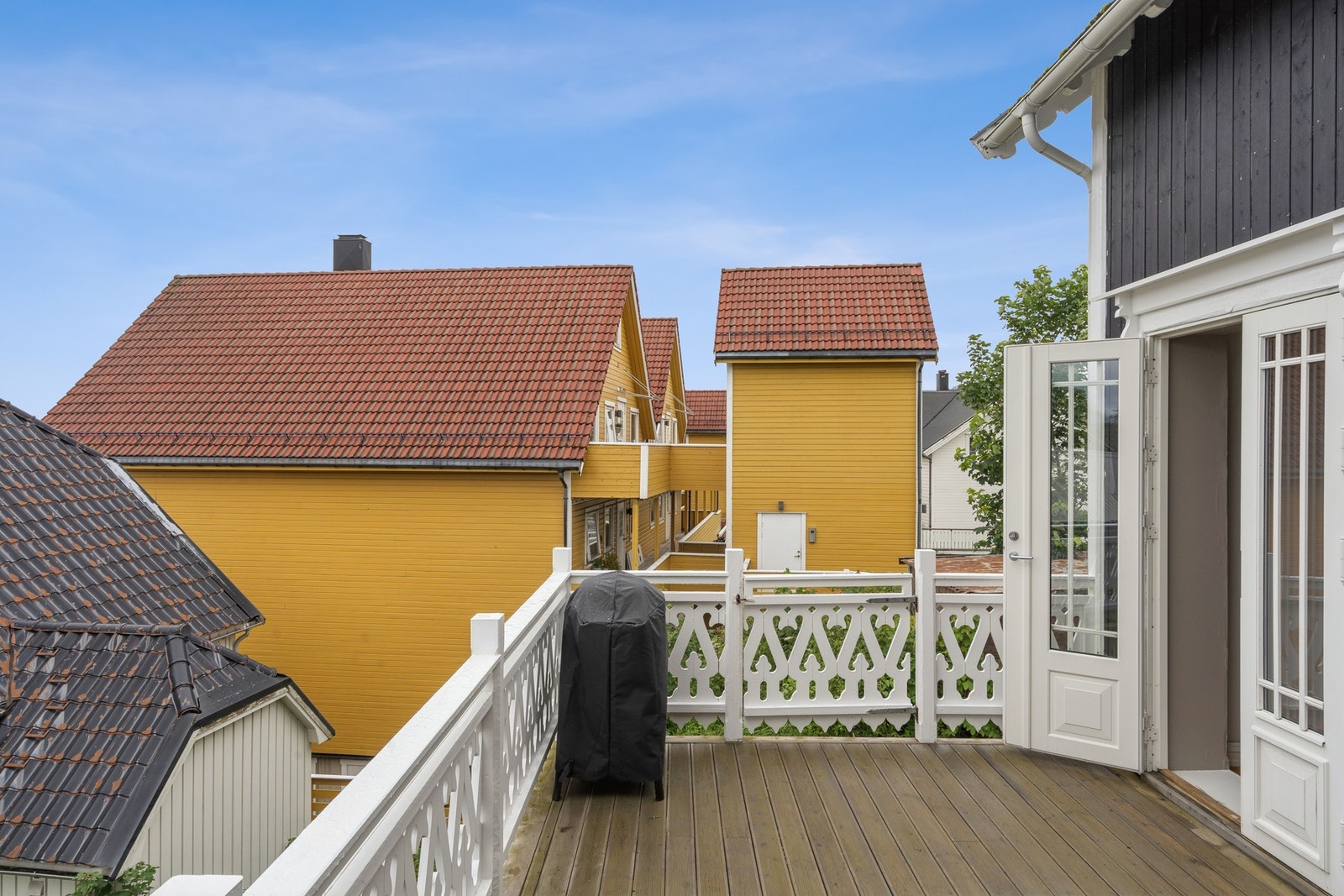 Altanen er utført i trekonstruksjoner med impregnerte terrassebord. Galleribilde
