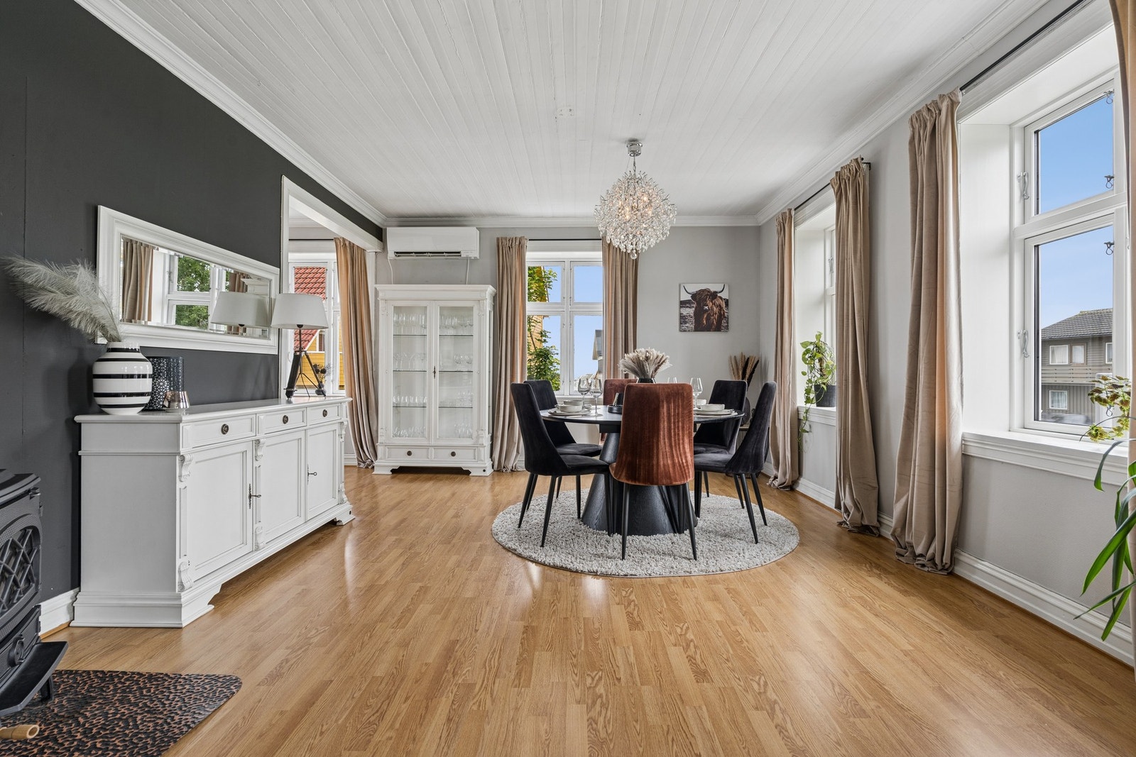 Spisestuen har plass til et stort spisebord for sosiale sammenkomster. Galleribilde