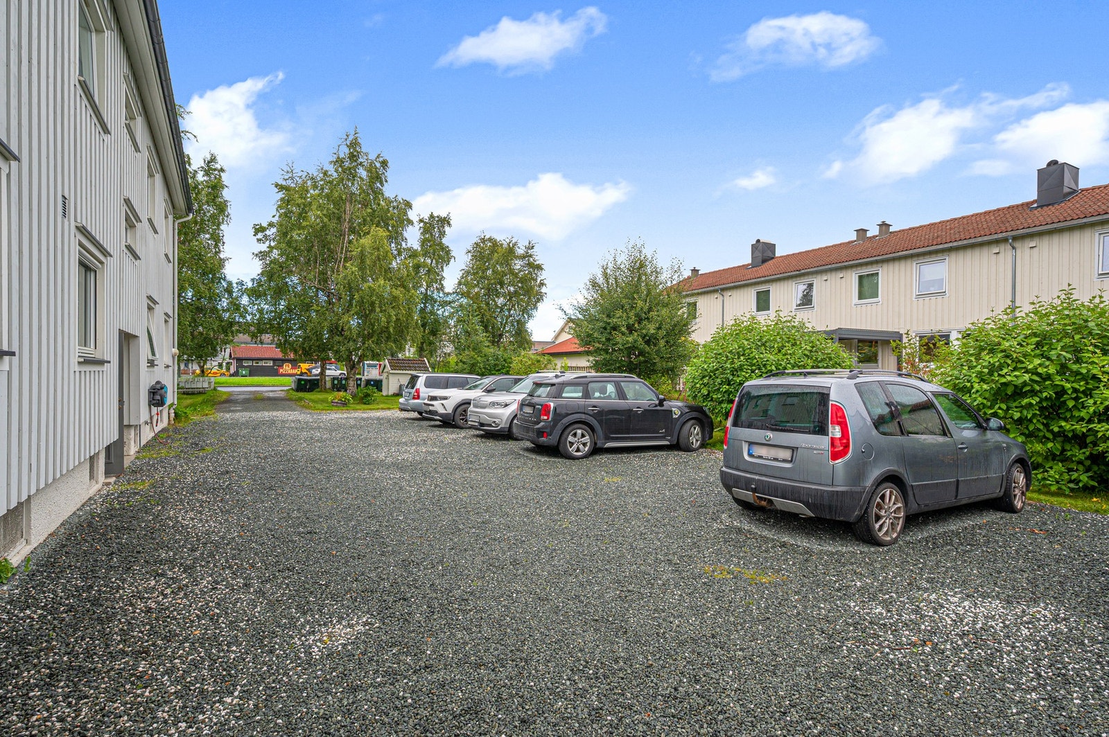 Borettslaget har parkering på felles oppstillingsplass. Galleribilde