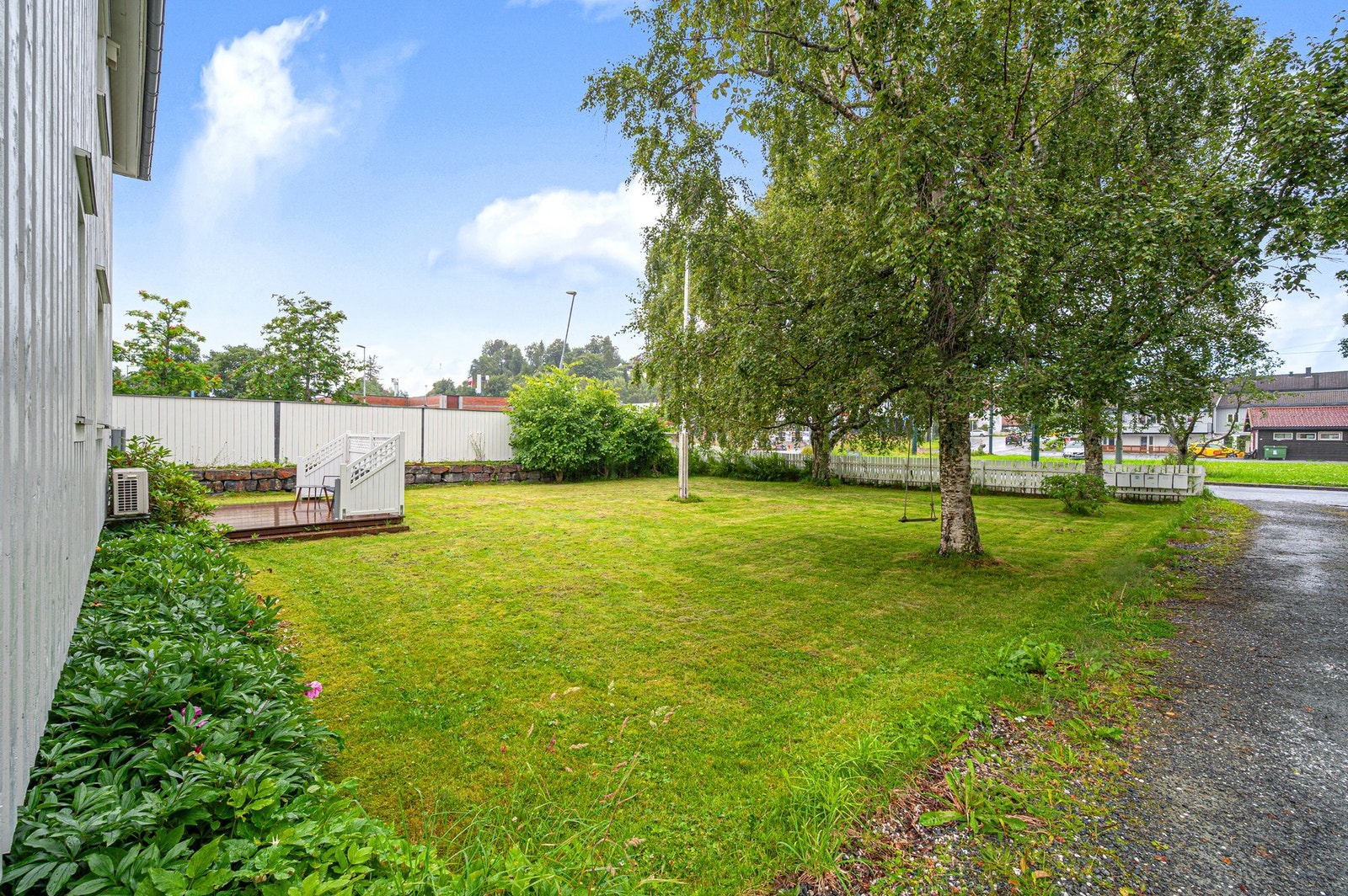 Seksmannsboligen har en uvanlig stor, solrik, avskjermet og ikke minst flat tomt med god plass til barnelek (disser, trampoliner, gjemsel ...), hengekøyer, hageselskaper, mesterskap i kubb, krokket eller boccia, dyrking av grønnsaker, frukt og prydplanter Galleribilde
