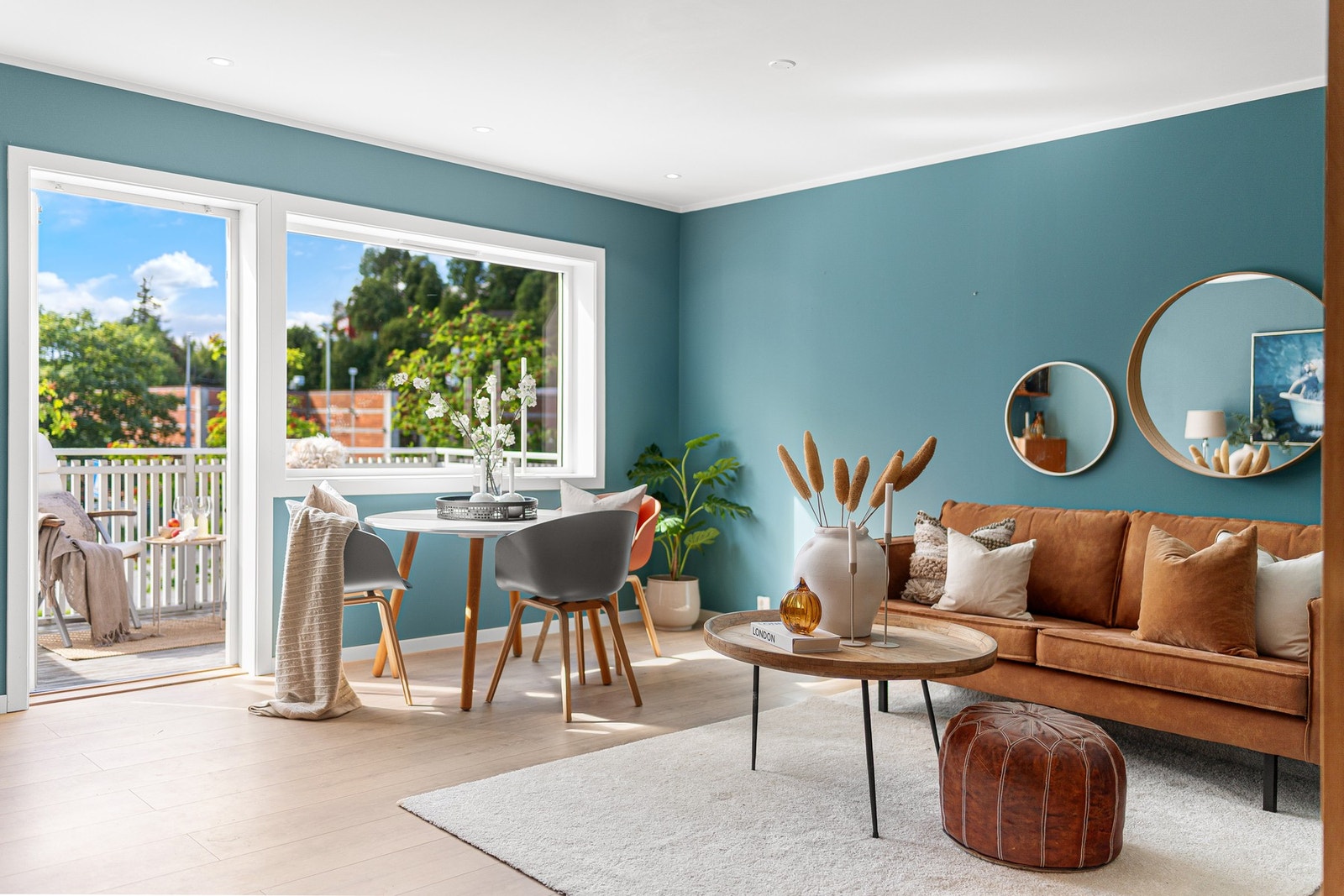 Leiligheten måler 78 kvm (BRA-i) og inneholder entré, bad, kjøkken, stue og 3 soverom. Utover dette har du en bod på loft og 2 boder i kjeller, samt et felles vaskerom. Galleribilde