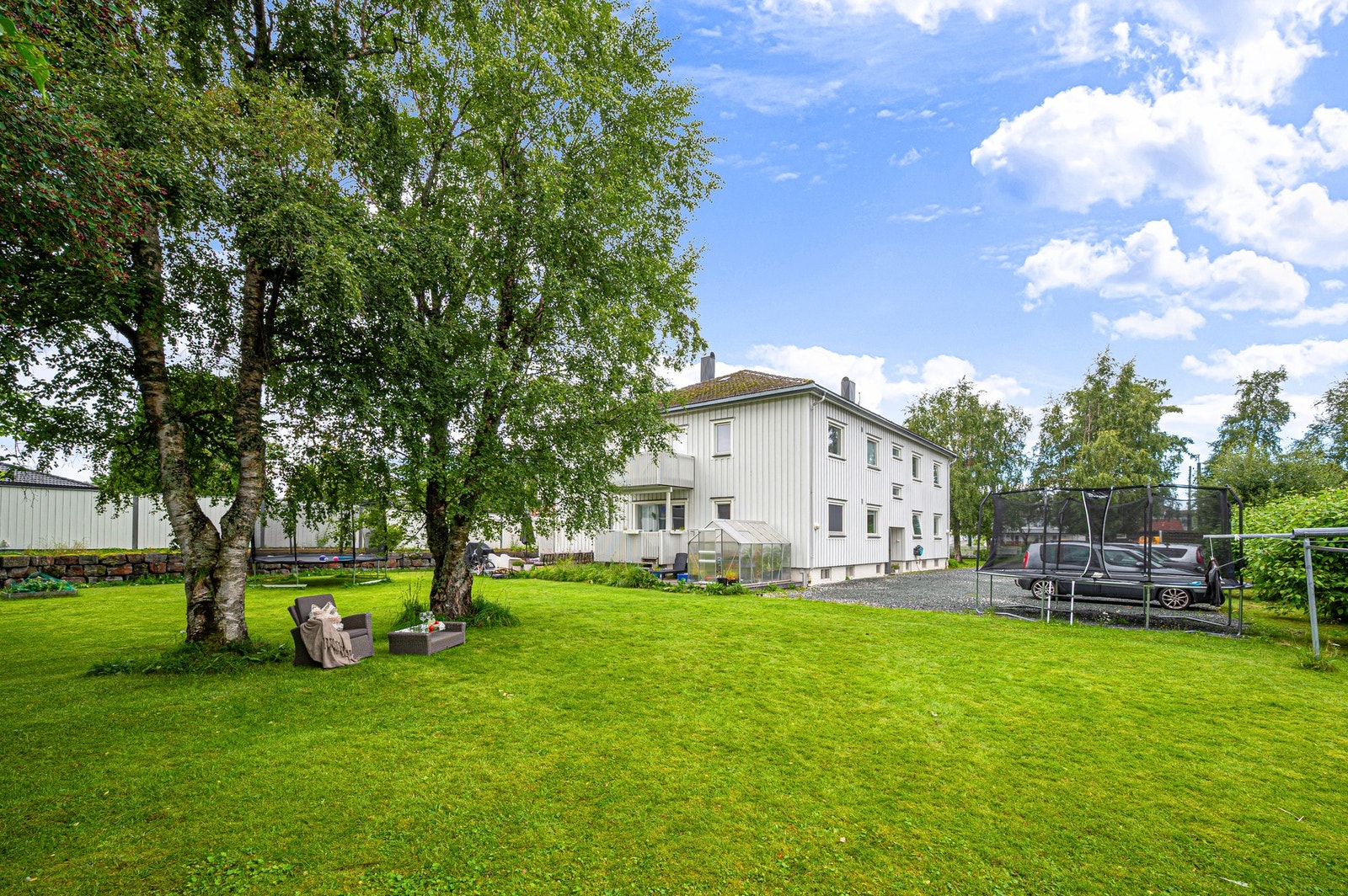 Utenfor huset har borettslaget flere store hageområder som andelseierene fint kan benytte seg av. Galleribilde