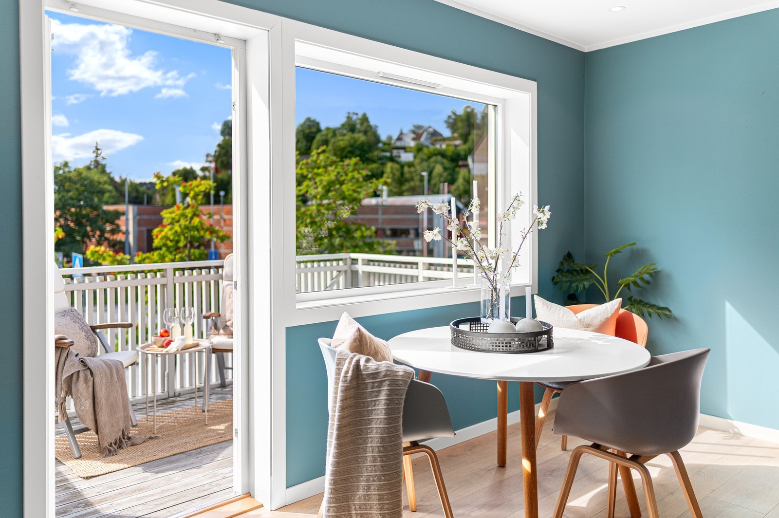 Fra stuen har du adkomst til balkongen som på sommerhalvåret anses som en forlengelse av det allerede romslige oppholdsrommet. Galleribilde