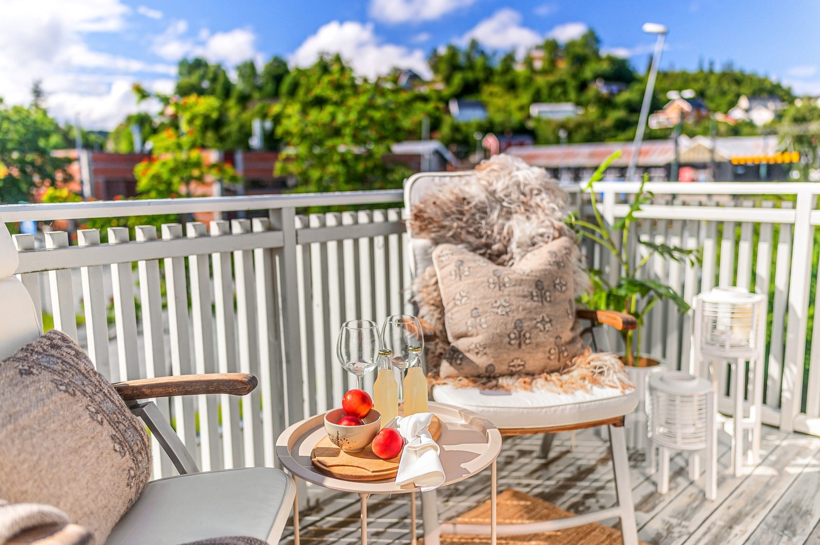 Detaljbilde av sittegruppe på balkong. Galleribilde