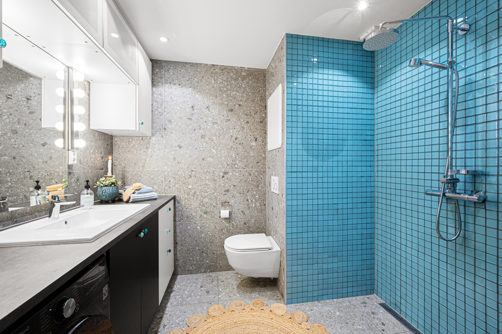 Badet i leiligheten har store, delikate og lekre "ceppo di gre" fliser på gulv og vegger. Her har du rikelig med oppbevaring av diverse baderomsartikler i både under- og overskap. Galleribilde