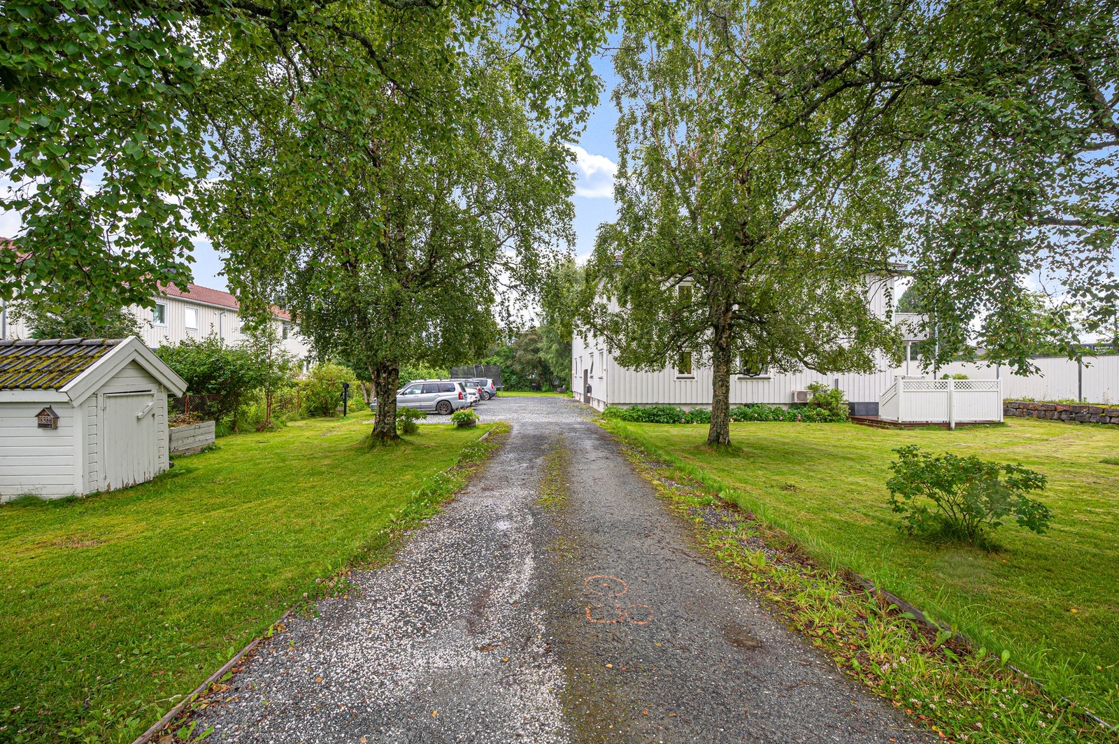 Skjermet og privat innkjørsel til 6-manns boligen. Det vil bli skiltet i regi av EiendomsMegler 1 ved annonsert fellesvisning. Galleribilde