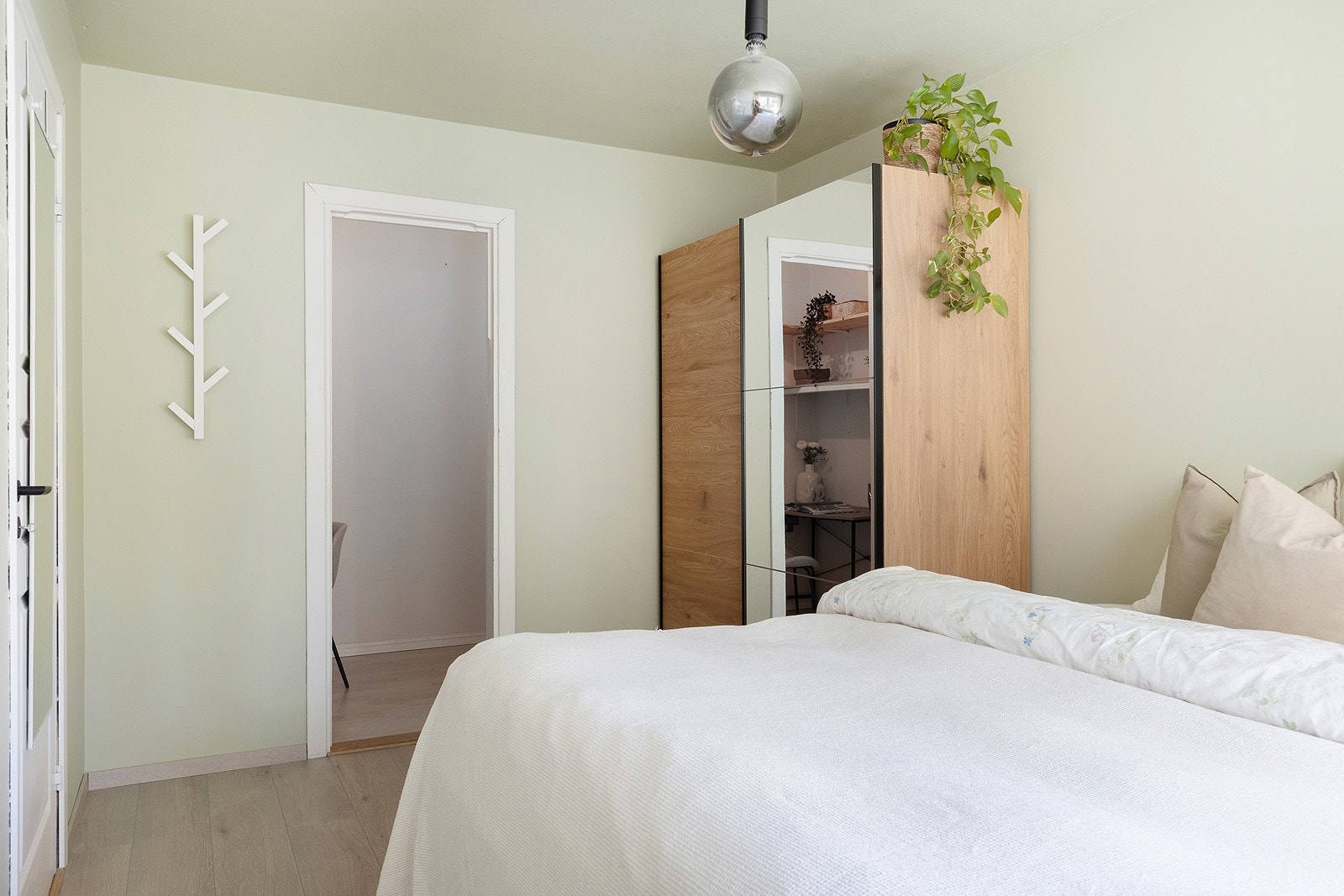 Fra hovedsoverommet er det adkomst til praktisk garderobe/kontor Galleribilde