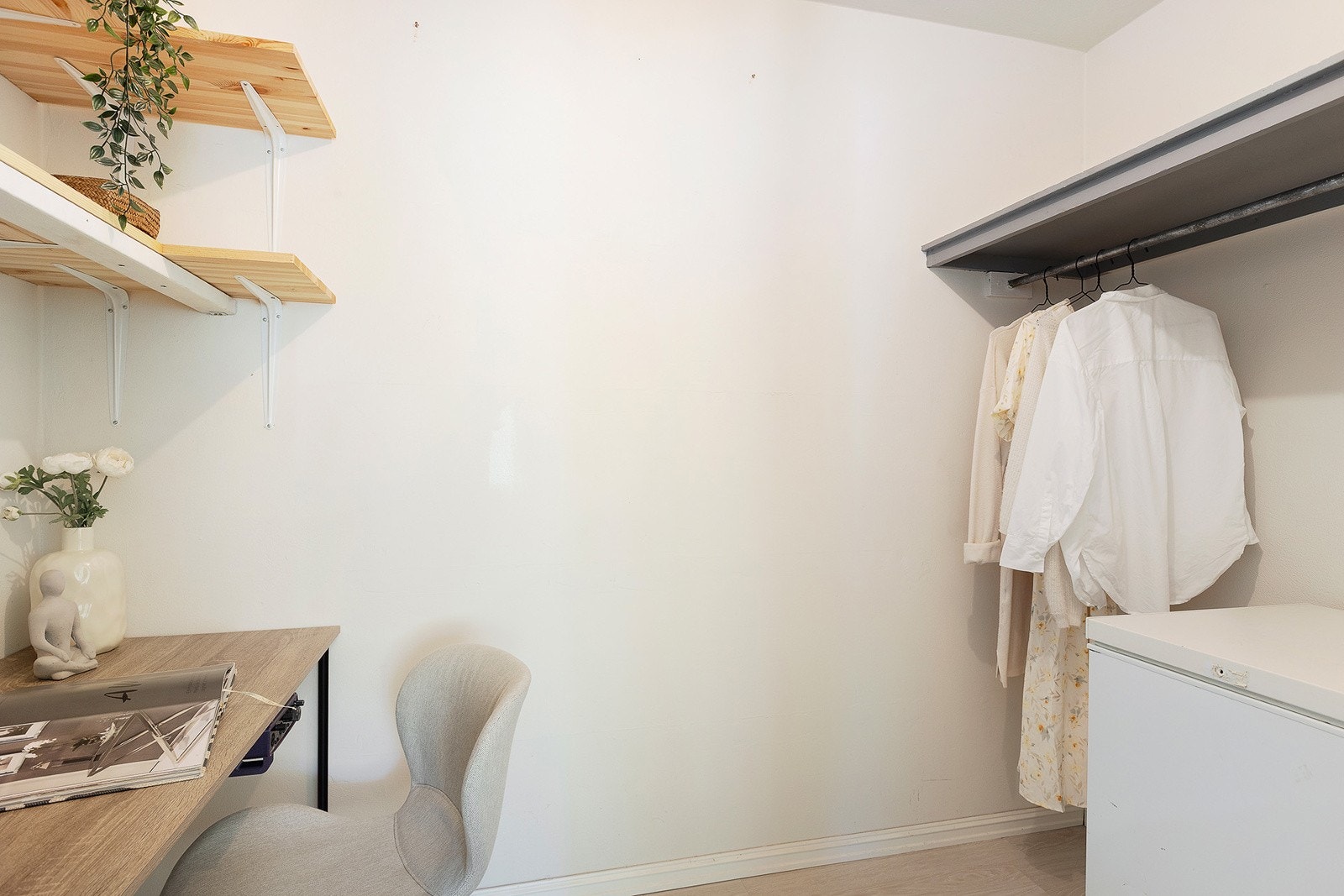 Gode oppbevaringsmuligheter i garderobe/kontor Galleribilde