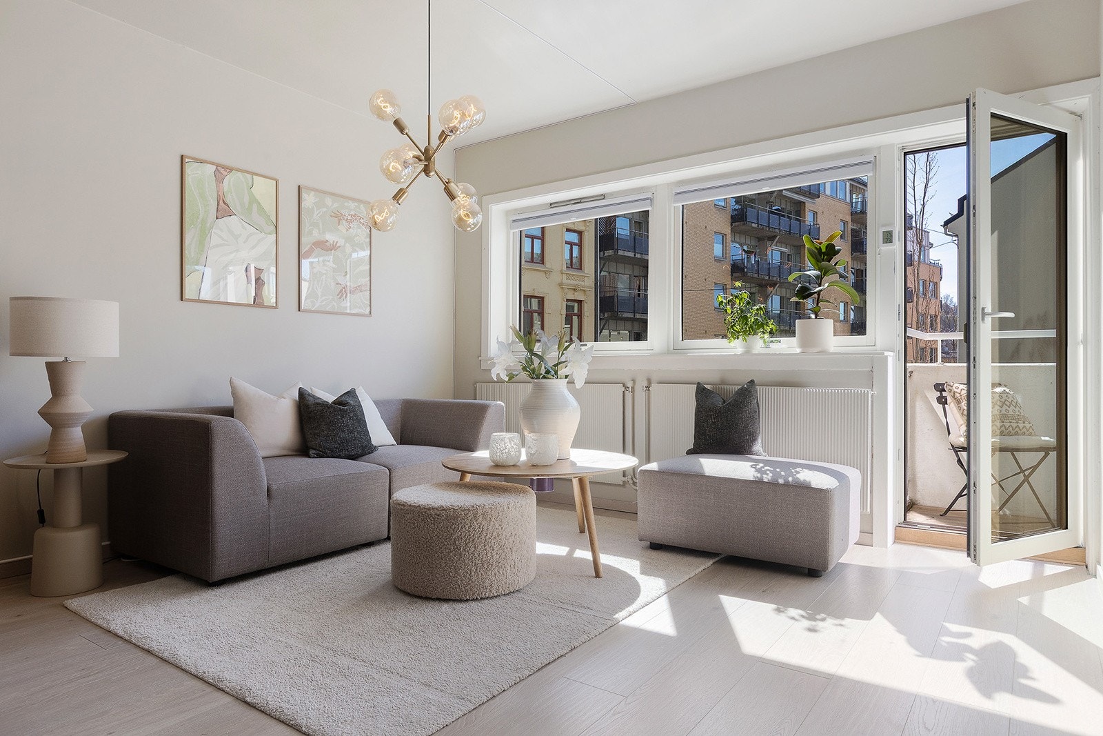 Pen stue med store vindusflater som slipper inn rikelig med naturlig lys Galleribilde