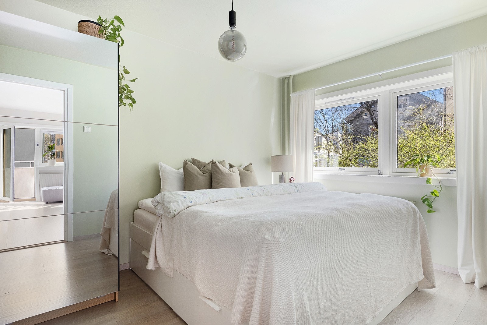 Et godt hovedsoverom med god plass til dobbeltseng Galleribilde