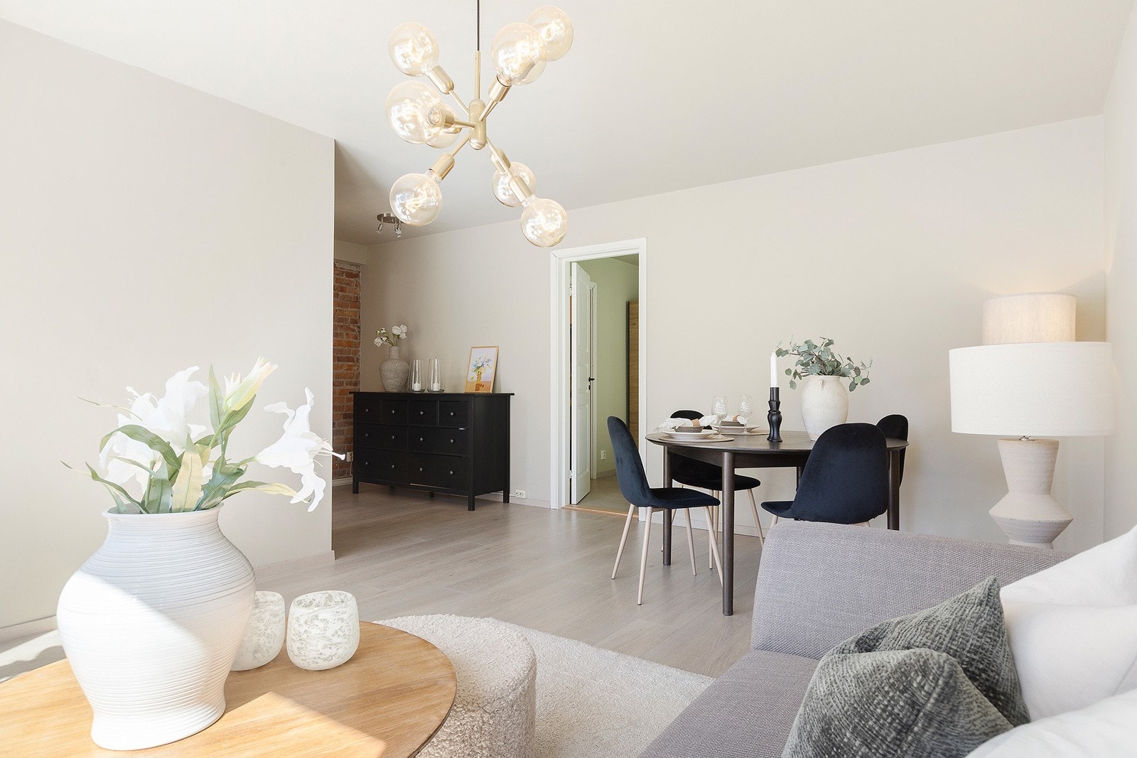 Fin plass til både sofa og spisebord Galleribilde