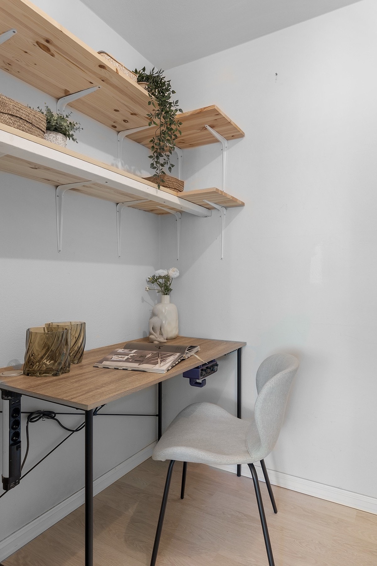 Garderobe/kontor med adkomst fra hovedsoverom Galleribilde